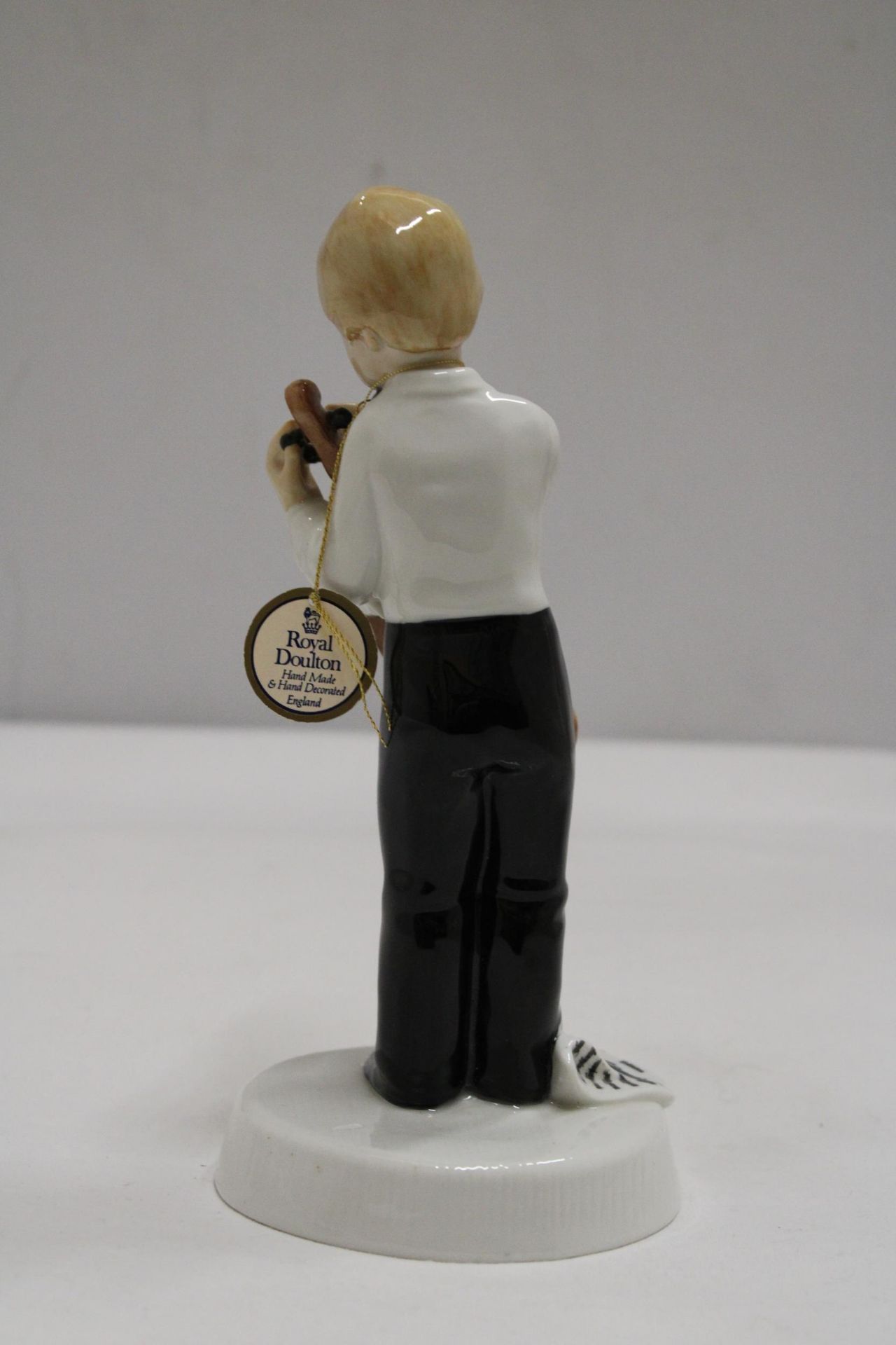 A ROYAL DOULTON CHILDHOOD DAYS "I'M NEARLY READY" FIGURE HN 2976 - Image 4 of 6