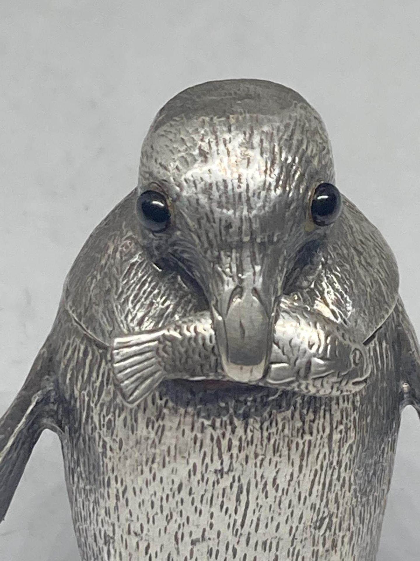 A HALLMARKED LONDON SILVER CRUET SET IN THE FORM OF THREE PENGUINS GROSS WEIGHT 279.3 GRAMS - Image 9 of 11