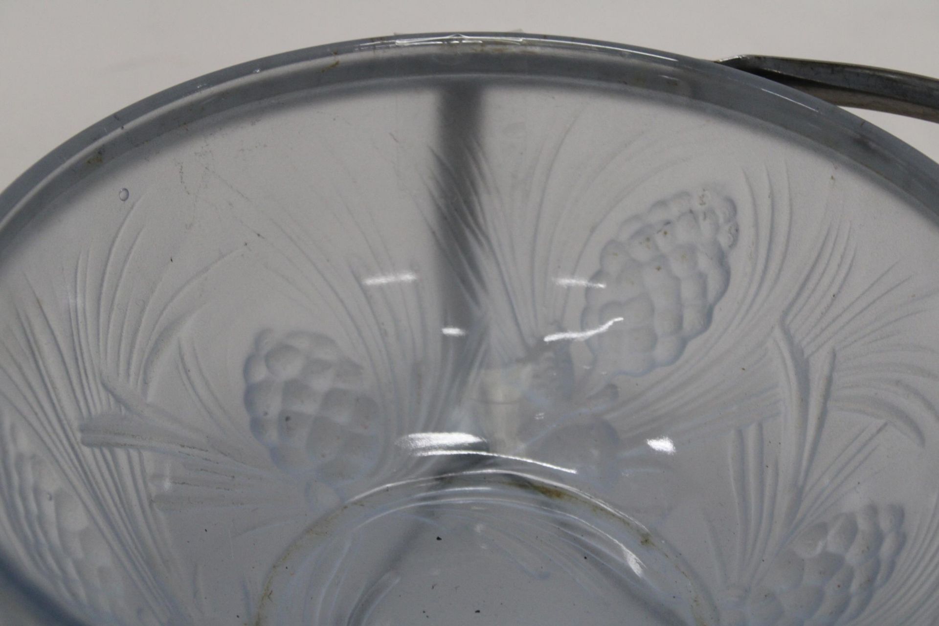 A VINTAGE JOBLING GLASS BOWL IN A SILVER PLATED HOLDER, DIAMETER 18CM - Image 6 of 6