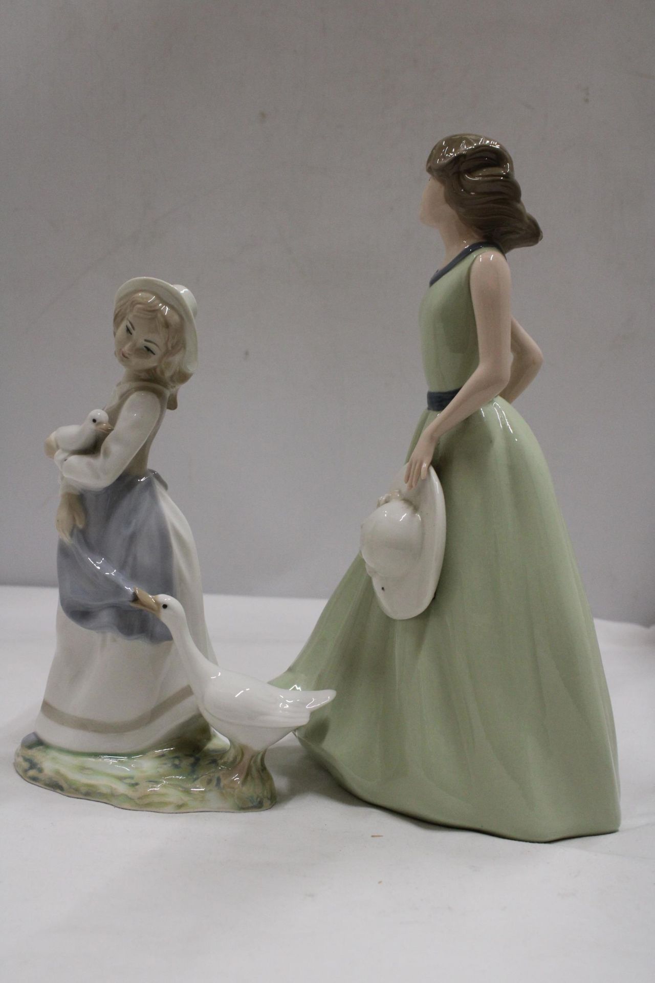 TWO SPANISH LADY FIGURES - TENGRA A GIRL WITH GEESE AND A NADEL FIGURE GIRL HOLDING A HAT - Image 3 of 6