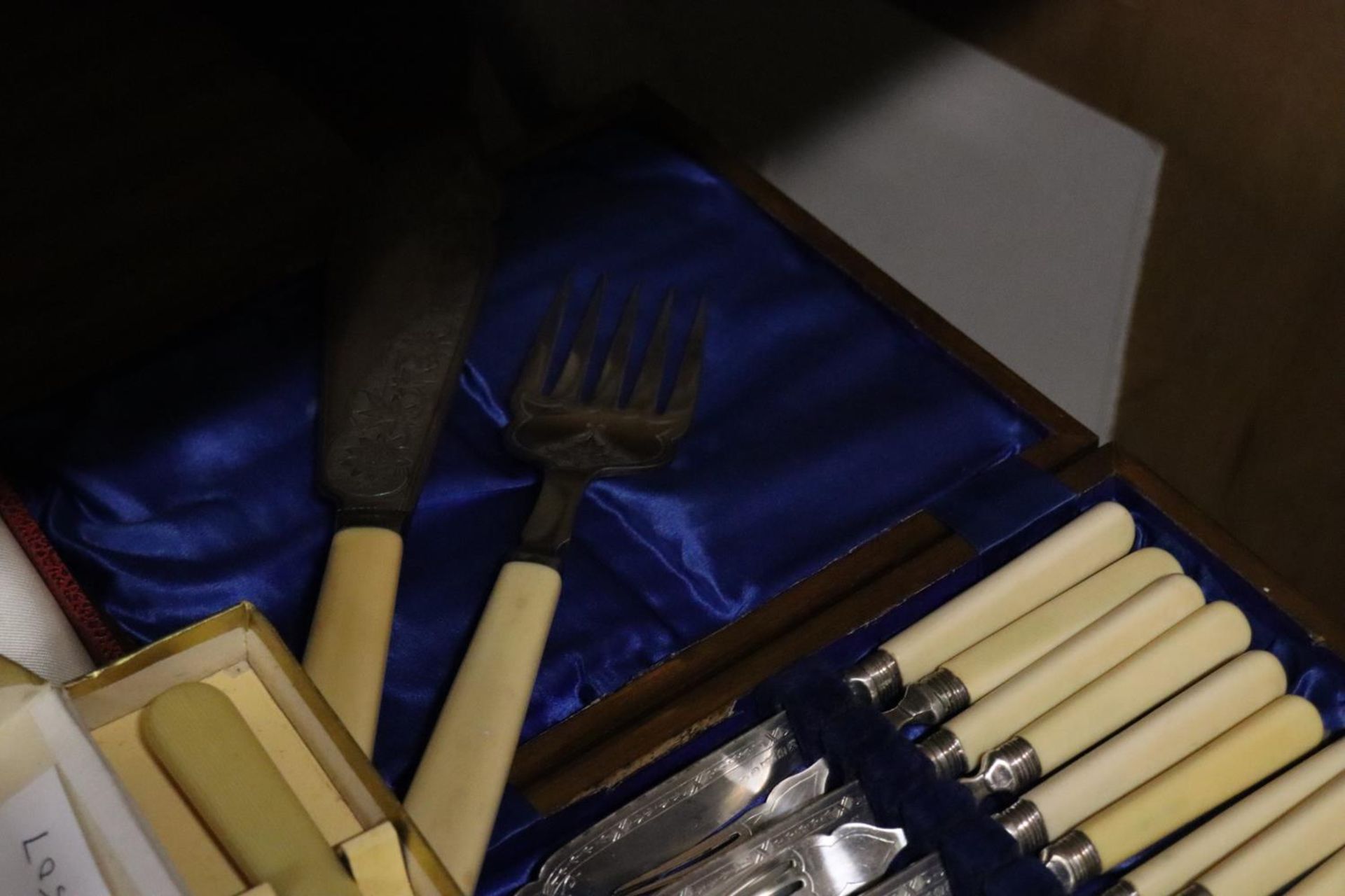 FIVE VINTAGE FLATWARE SETS, IN BOXES, TO INCLUDE CARVING SETS - Bild 4 aus 5