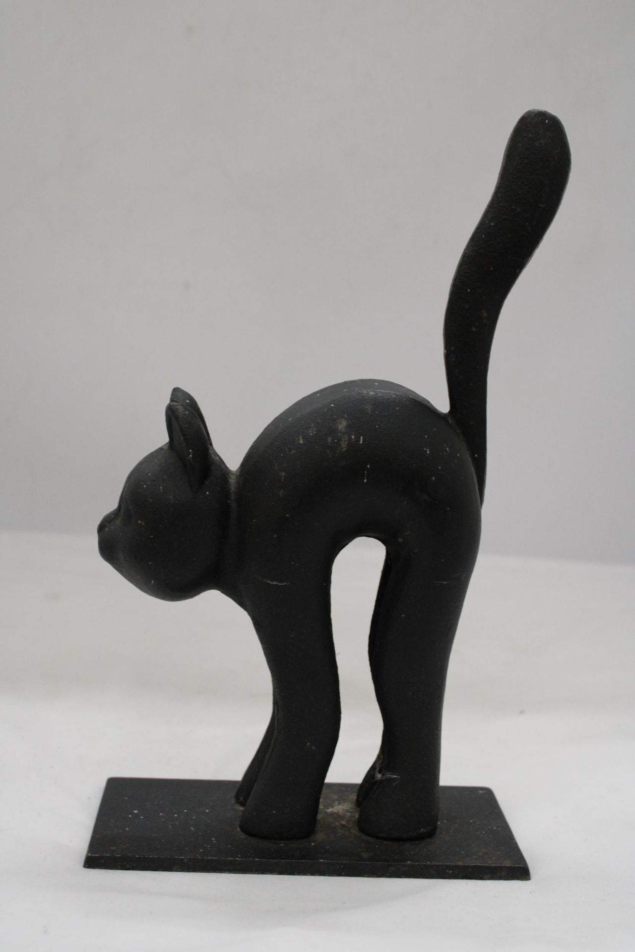 A HEAVY CAST IRON BLACK CAT DOORSTOP - Bild 2 aus 5