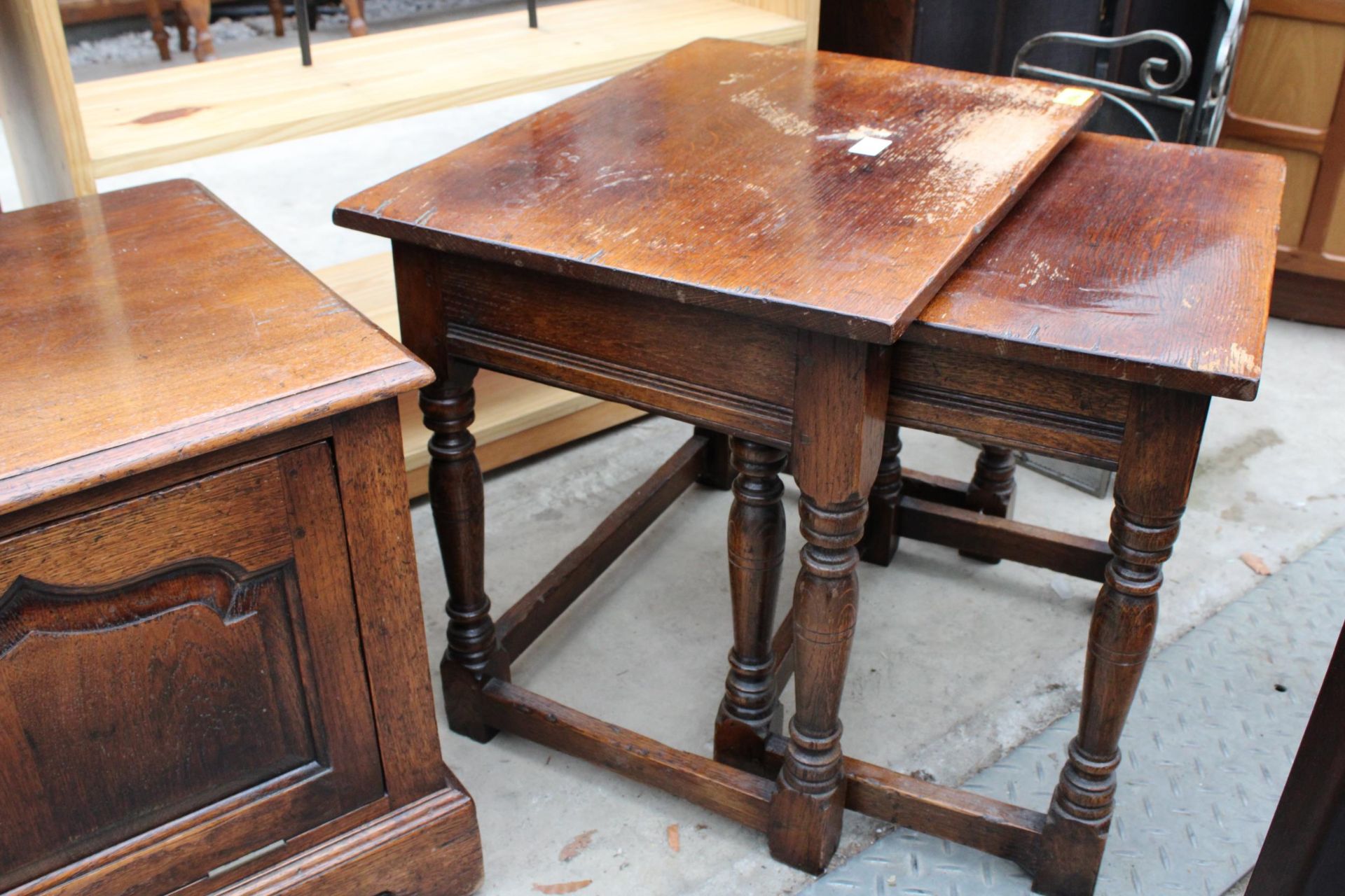 A MODERN OAK NEST OF TWO TABLES AND AN OAK ANTIQUE STYLE CABINET - Image 4 of 4