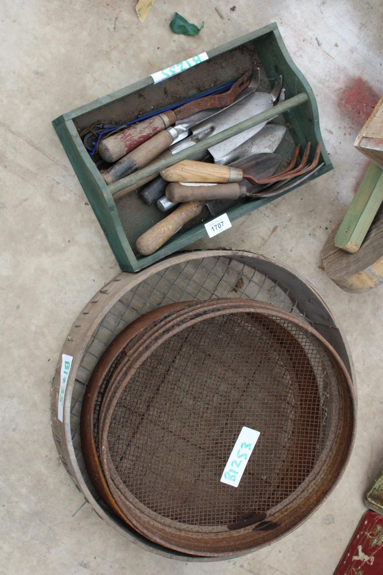 AN ASSORTMENT OF ITEMS TO INCLUDE A WOODEN WHEEL BARROW AND GARDEN TOOLS ETC - Image 2 of 3