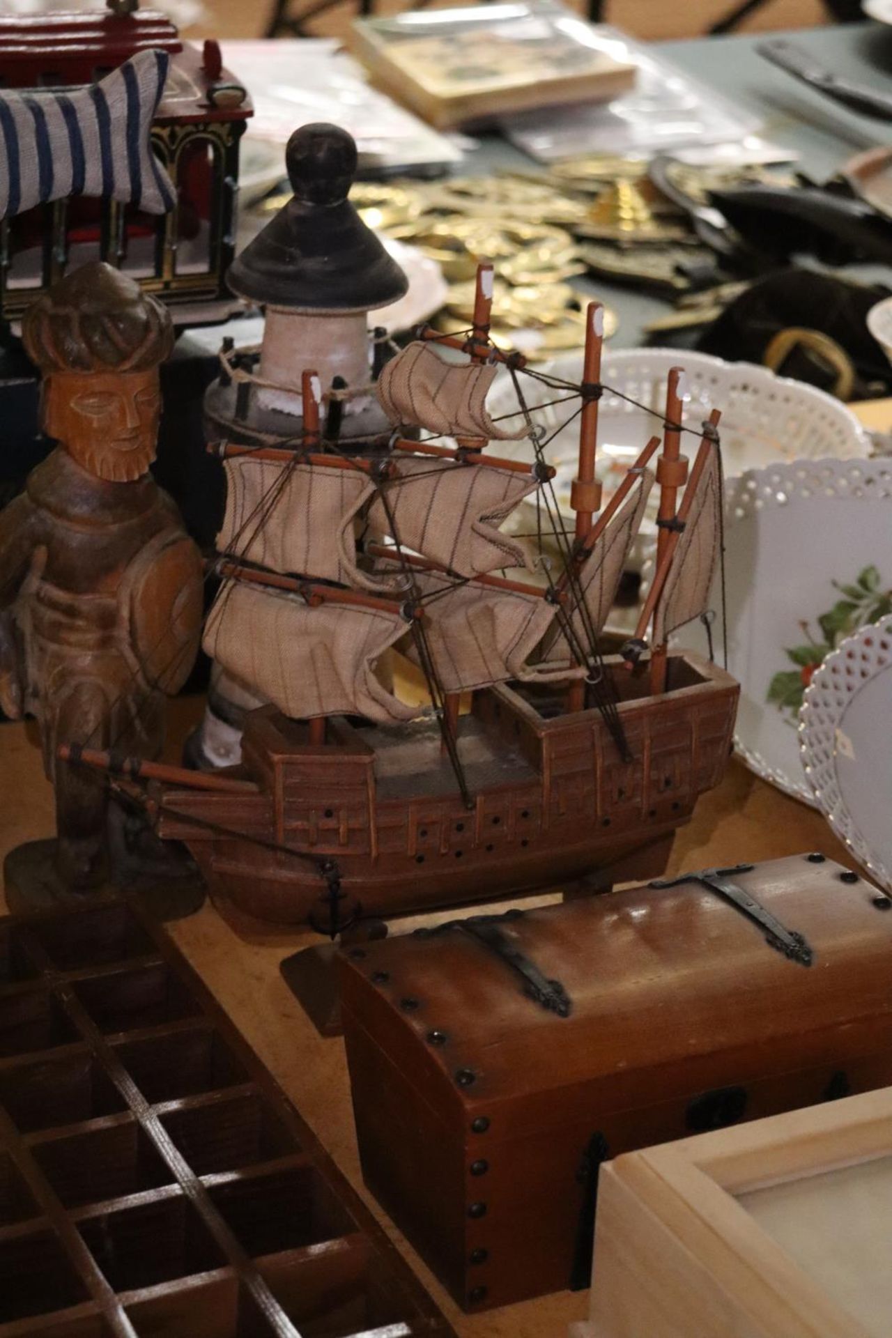 A QUANTITY OF TREEN TO INCLUDE A MODEL CABLE CAR FROM SAN FRANCISCO IN BOX,, MODEL OF A SHIP, - Image 3 of 6