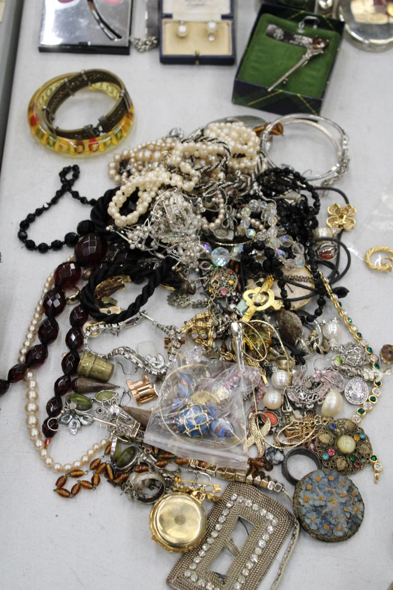 A LARGE QUANTITY OF COSTUME JEWELLERY TO INCLUDE NECKLACES, EARRINGS, BROOCHES, BRACELETS, ETC, PLUS - Image 3 of 7