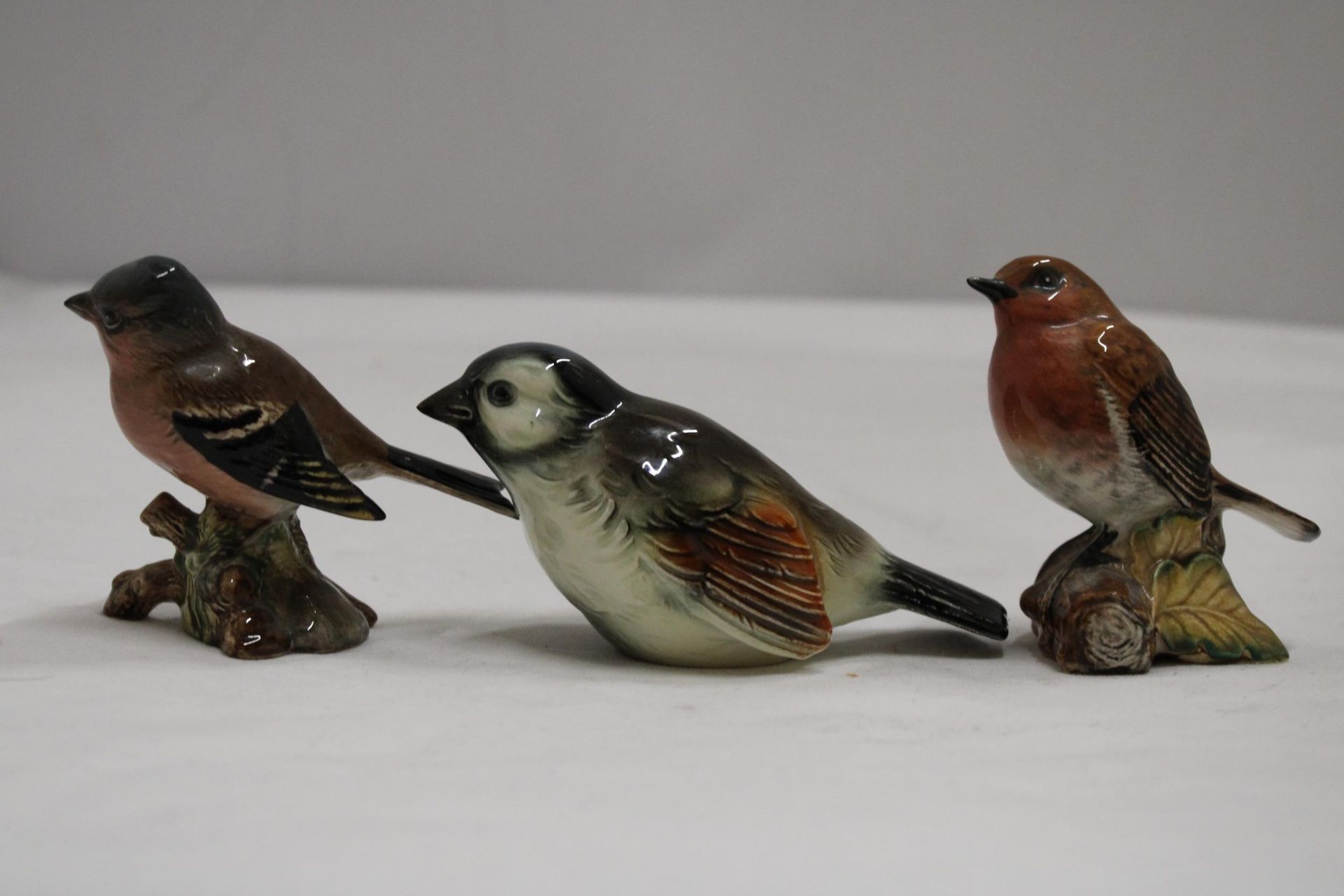 TWO BESWICK BIRDS TO INCLUDE A CHAFFINCH AND A ROBIN TOGETHER WITH GOEBEL SPARROW - Image 3 of 6