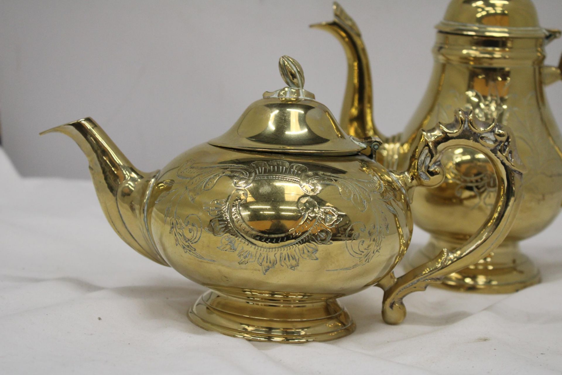 A SILVER PLATED TEA POT AND COFFEE POT - Image 2 of 6