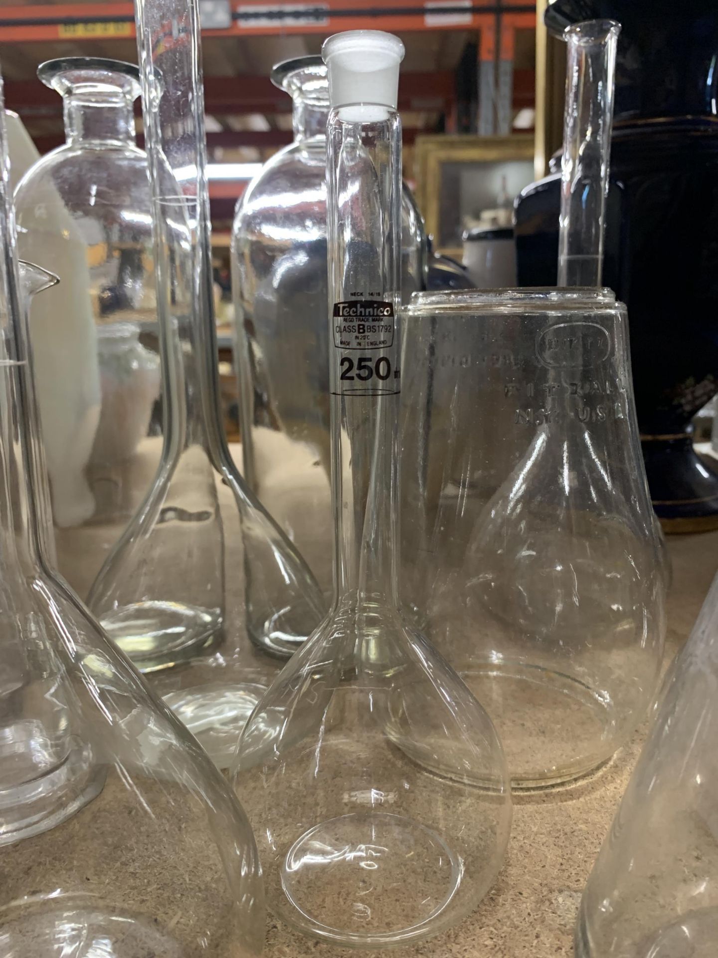 A MIXED LOT OF GLASS LABORATORY BOTTLES - Bild 2 aus 4