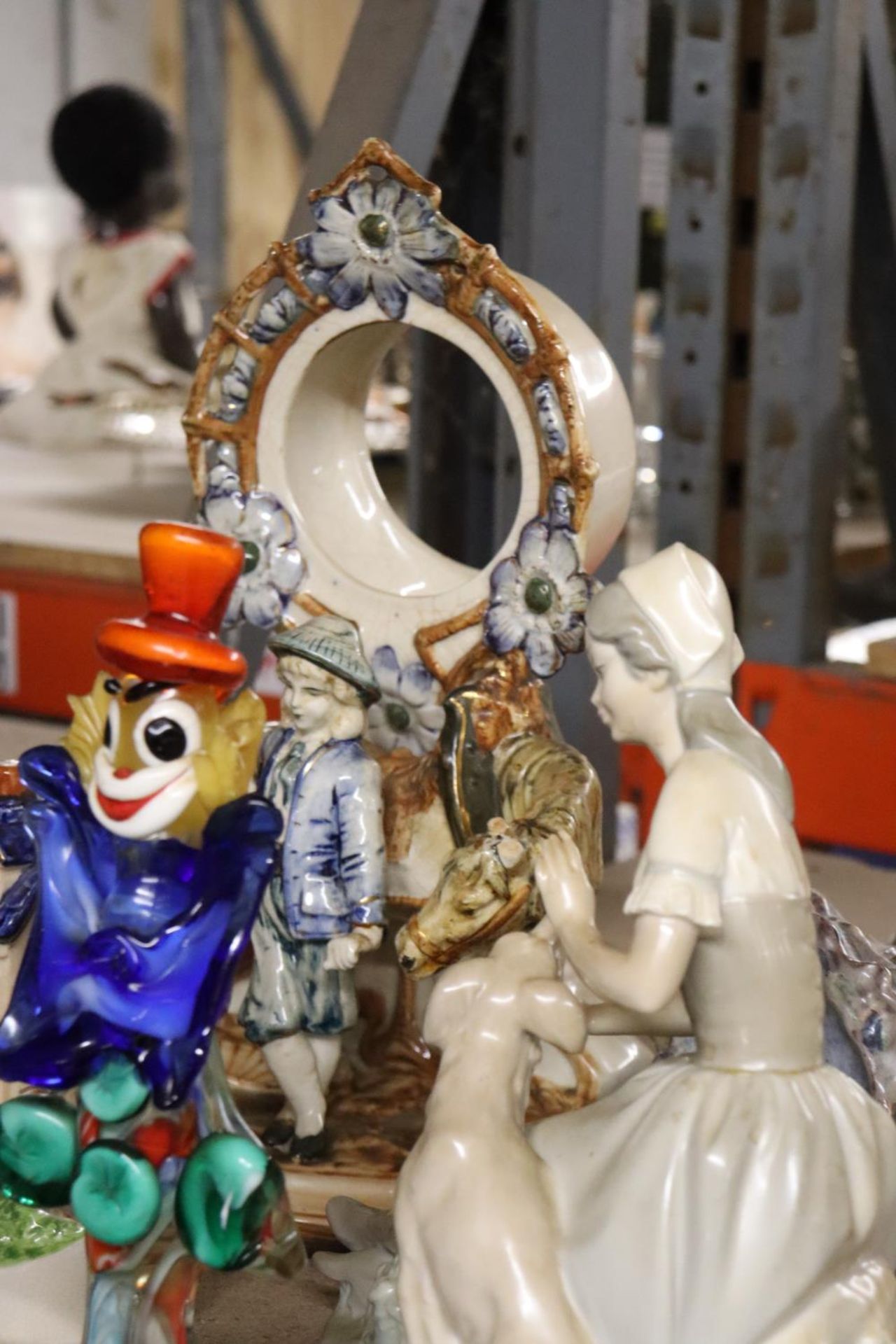 A MIXED LOT TO INCLUDE A MURANO STYLE CLOWN, FAIRING, FIGURE, STAFFORDSHIRE FLATBACKS, ETC., - Image 2 of 4