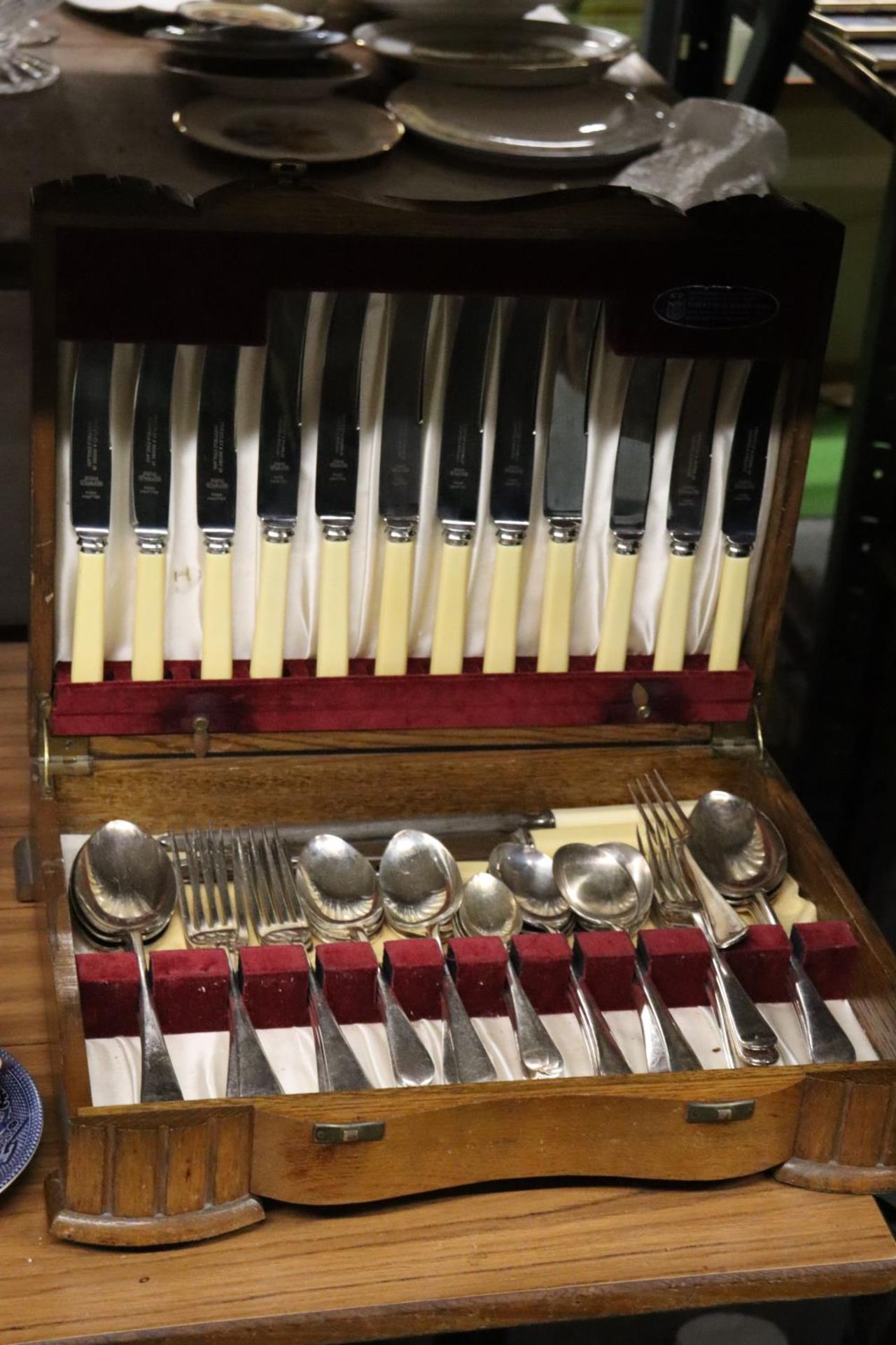 A PRIESTLEY AND MOORE, SHEFFIELD VINTAGE CANTEEN OF CUTLERY IN AN OAK ART DECO STYLE CASE