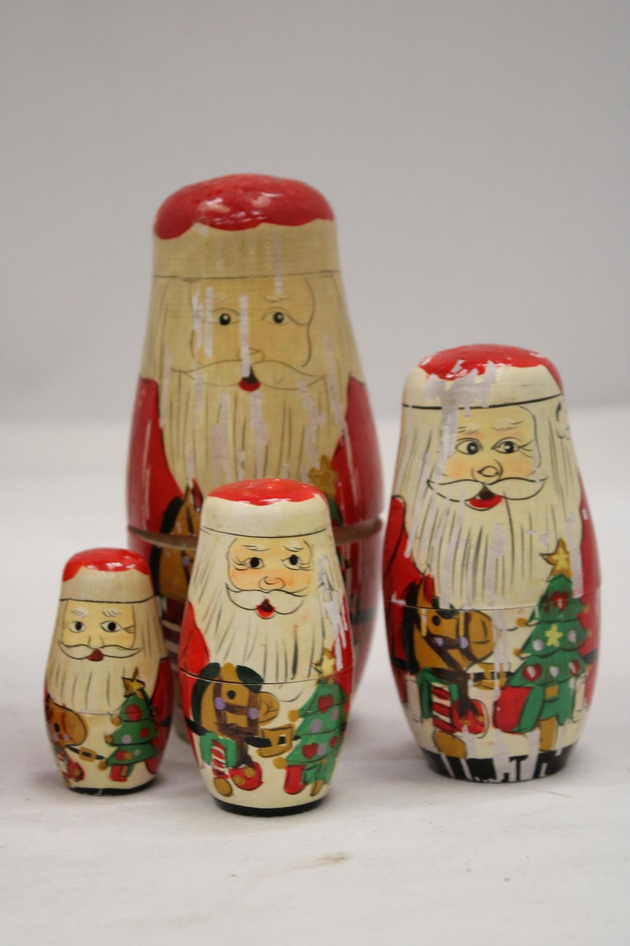A RUSSIAN NESTING DOLL AND FATHER CHRISTMAS - Bild 4 aus 5