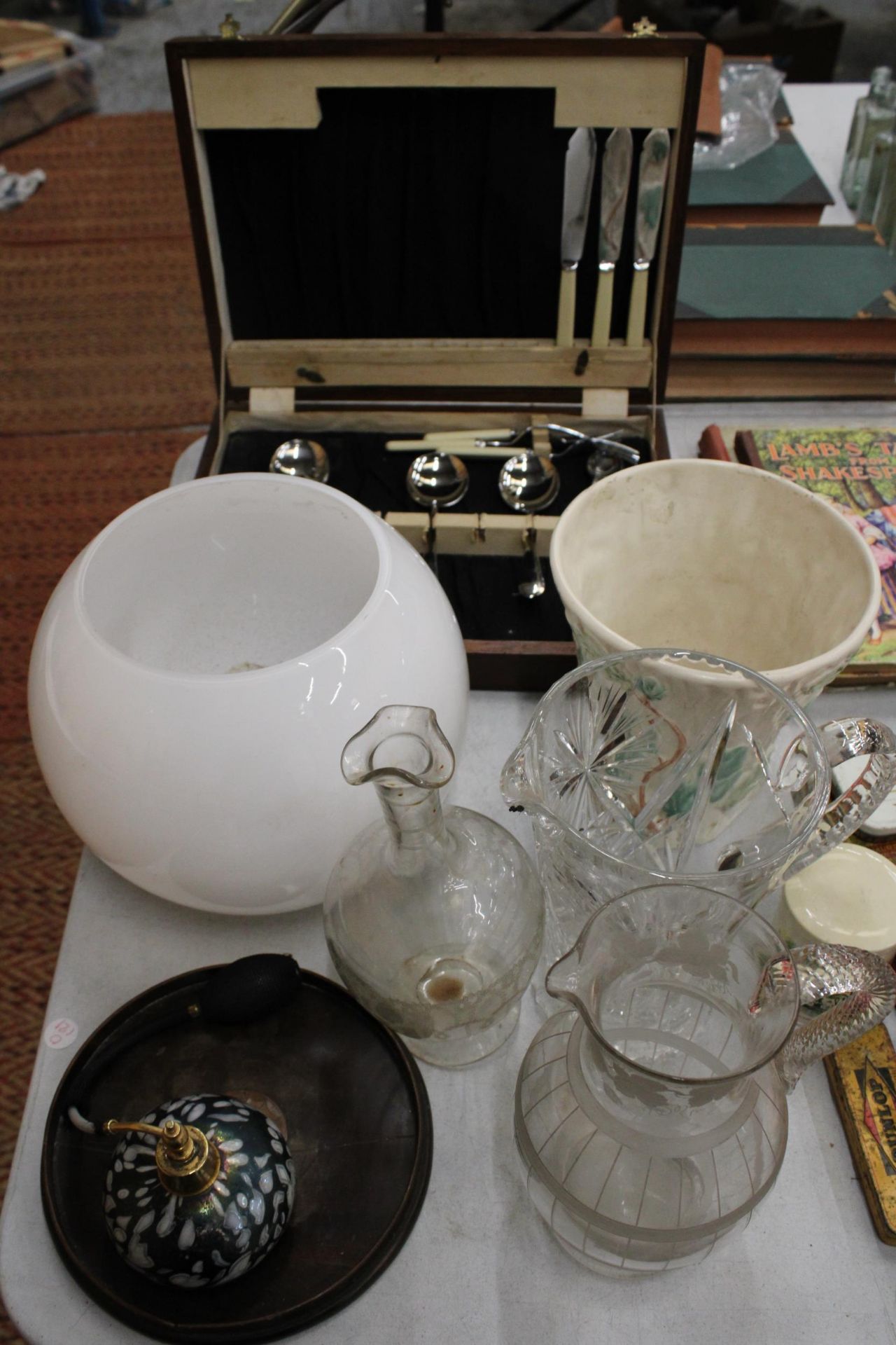 A QUANTITY OF GLASSWARE TO INCLUDE A PERFUME ATOMISER, JUGS, ETC, PLUS A LARGE SPODE 'VELAMOUR' VASE