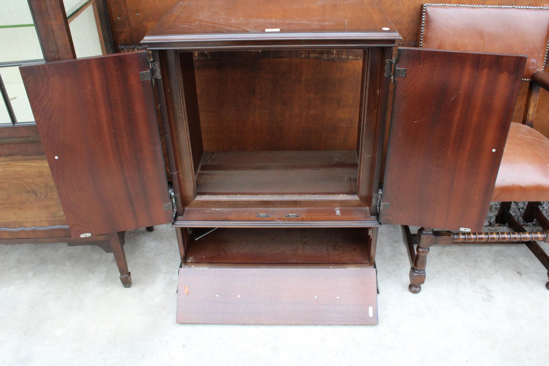 A MAHOGANY AND CROSSBANDED CABINET - Image 3 of 3