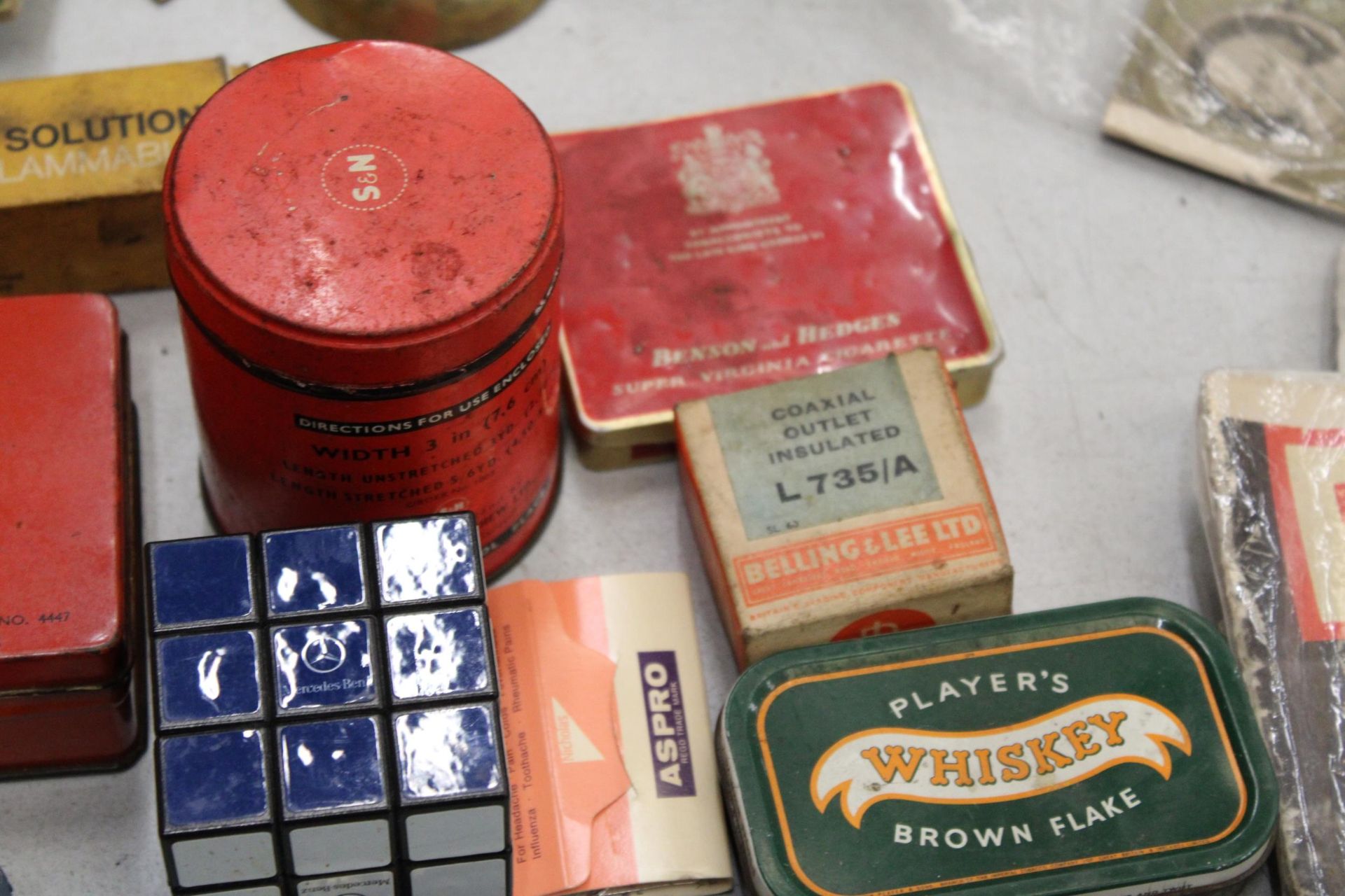 A QUANTITY OF VINTAGE TINS PLUS A MERCEDES BENZ, RUBIKS CUBE - Bild 7 aus 7