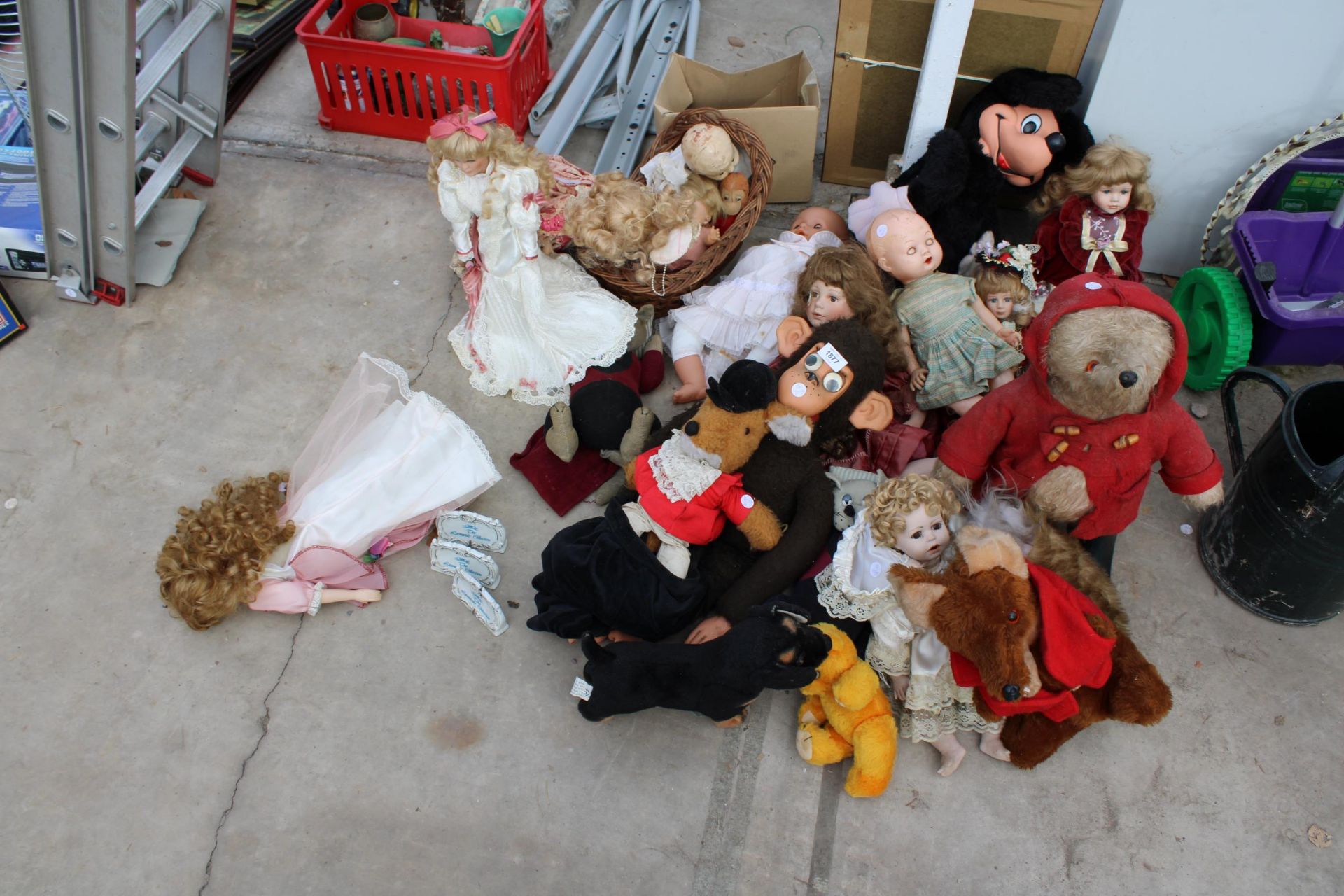 AN ASSORTMENT OF VARIOUS VINTAGE TEDDIES AND DOLLS