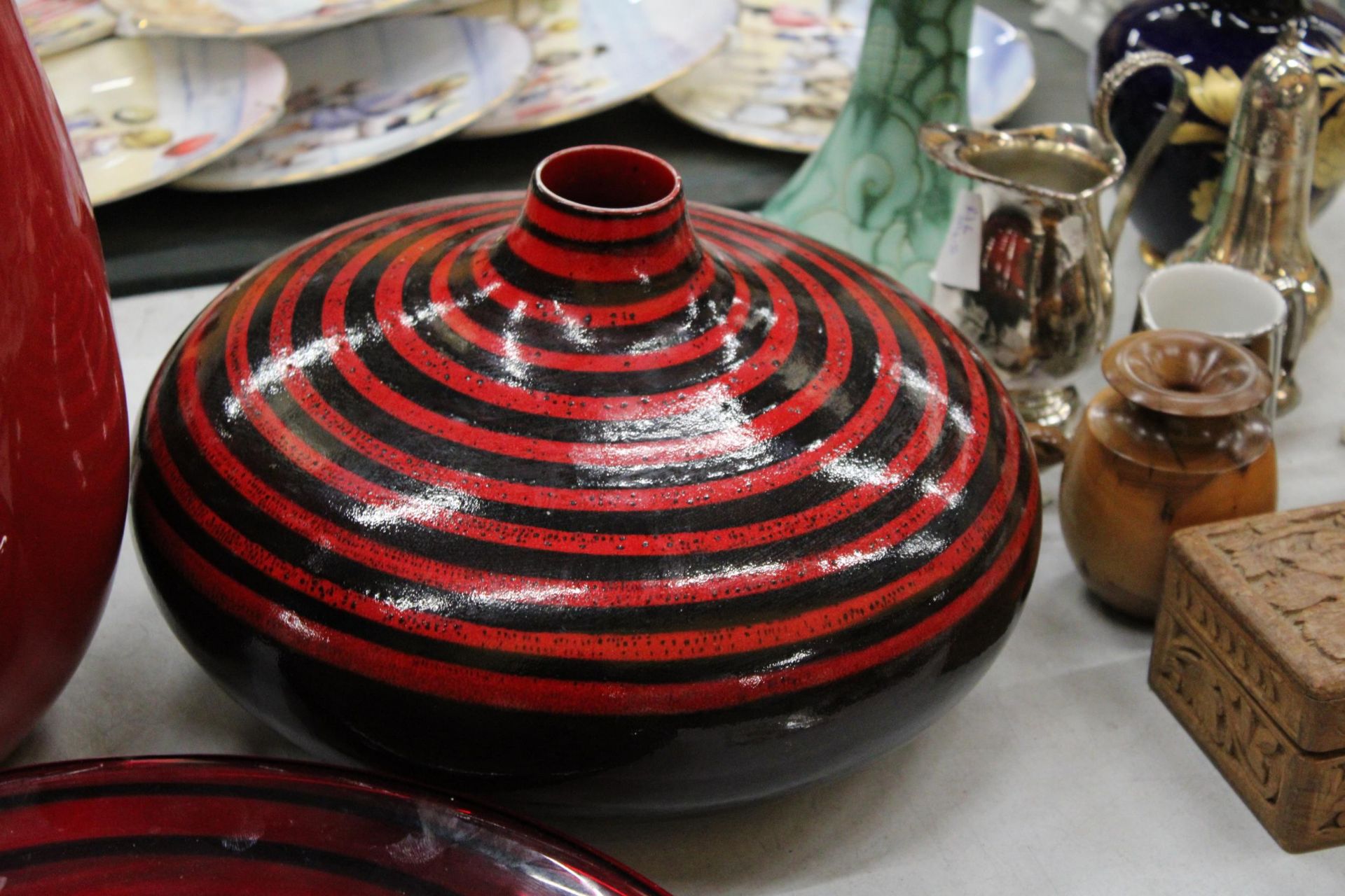 A STRIKING RED AND BLACK STRIPED VASE, RED AND BLACK LARGE GLASS DISH AND A LARGE RED VASE - Image 4 of 5