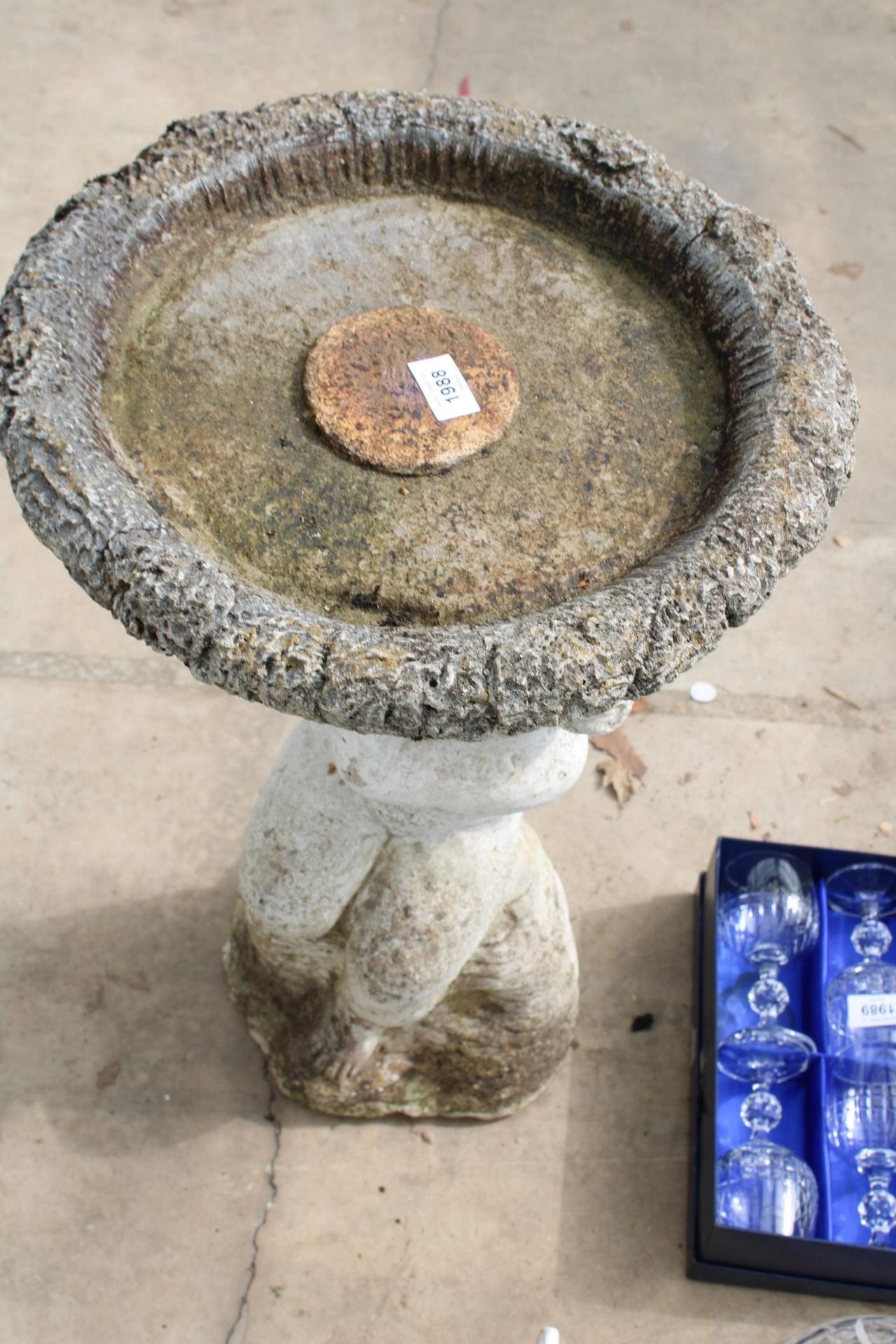 A CONCRETE BIRDBATH WITH CHERUB PEDESTAL BASE - Bild 4 aus 5