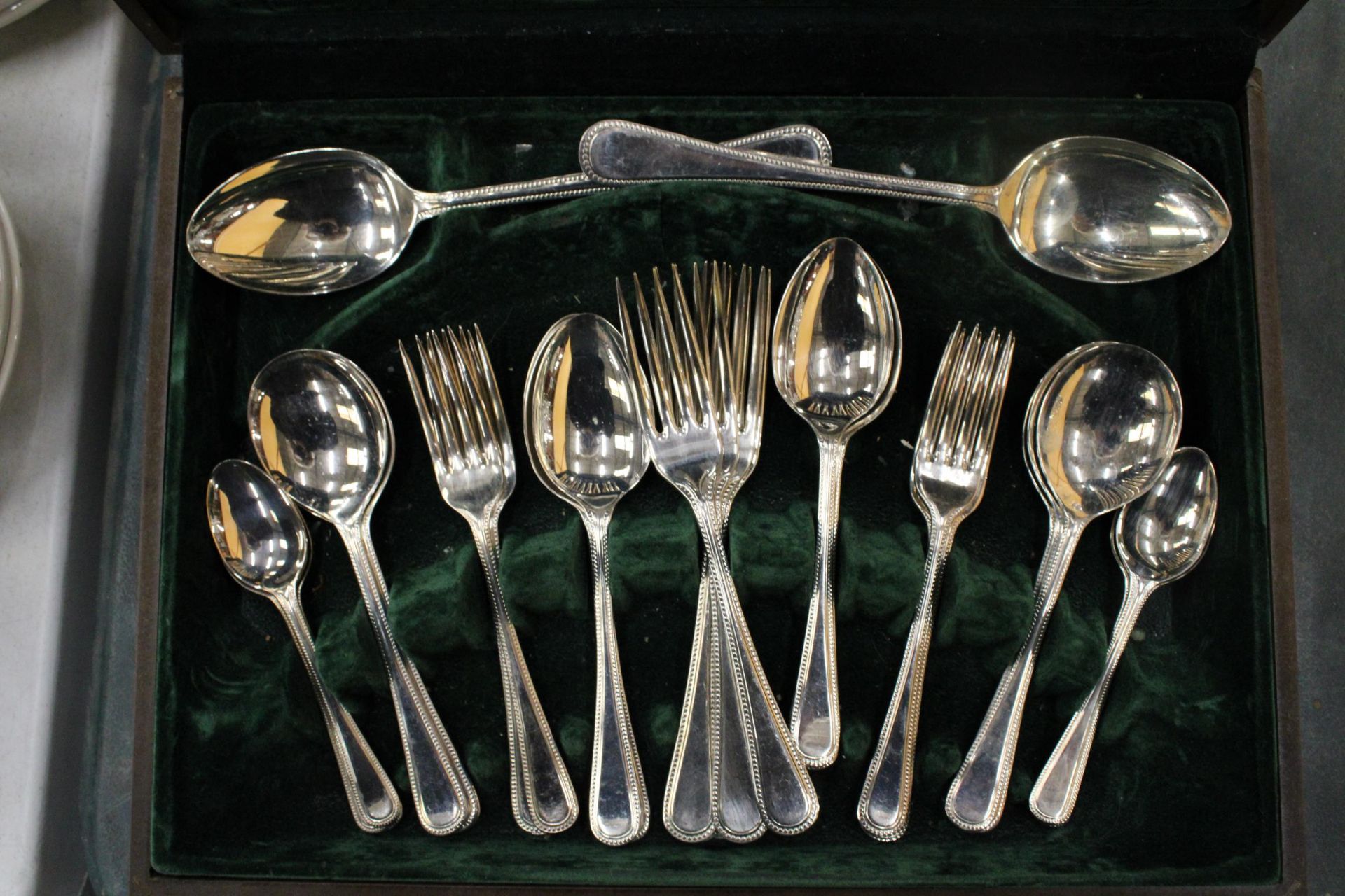 TWO CASED CANTEENS OF CUTLERY, ONE IS COMPLETE, THE OTHER HAS THREE TEASPOONS MISSING - Bild 8 aus 8