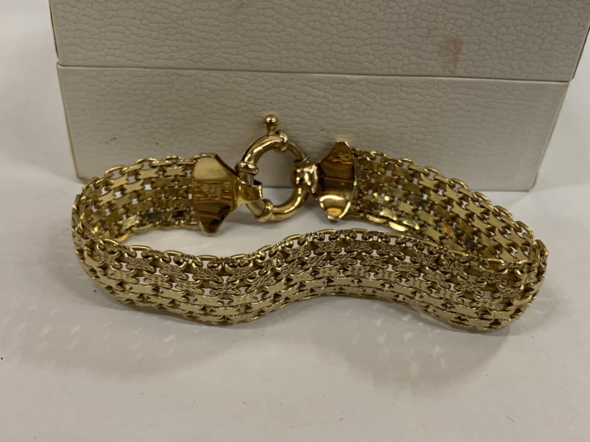 A SILVER GILT BRACELET IN A PRESENTATION BOX - Image 4 of 4