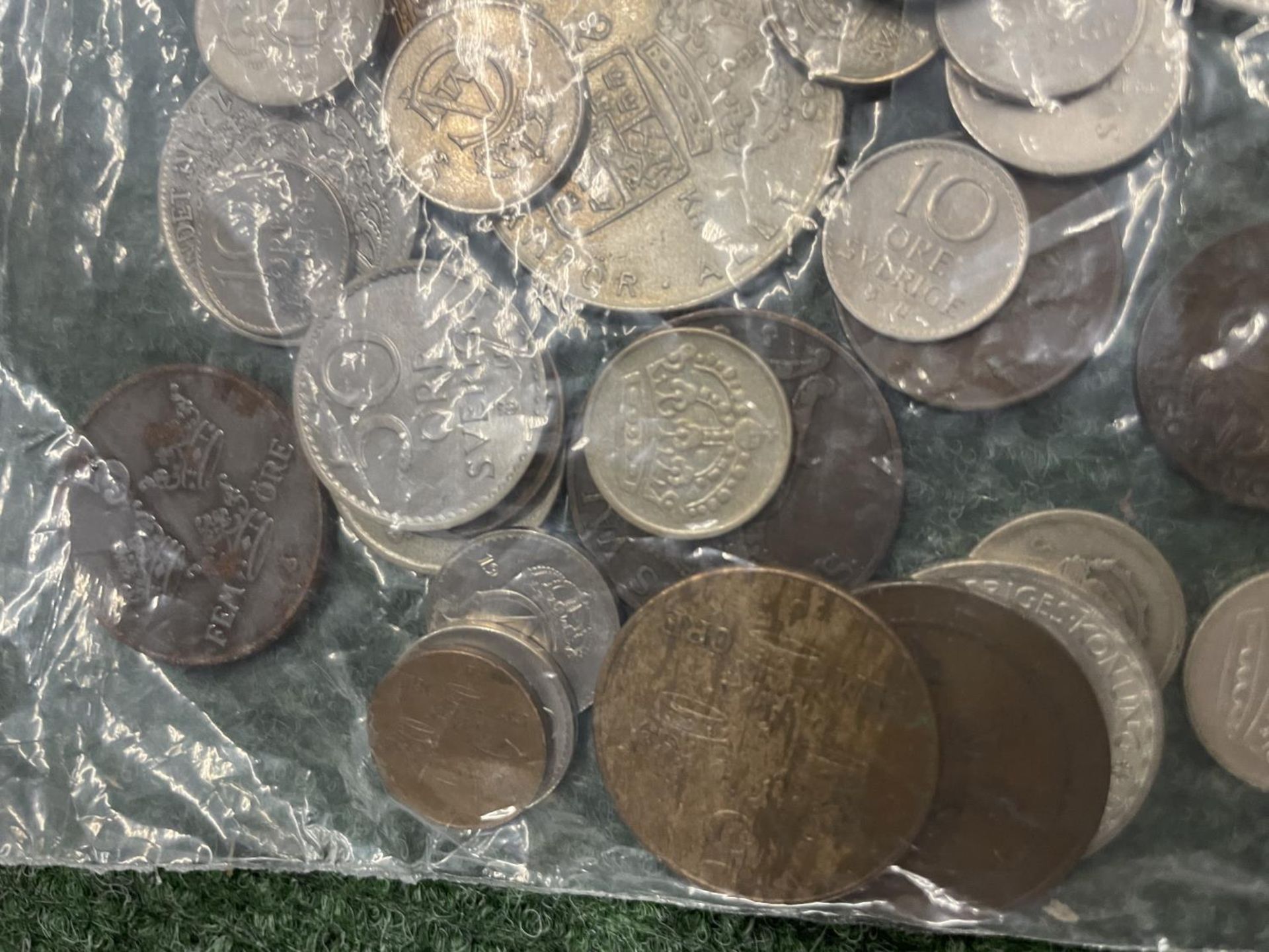 A LARGE QUANTITY OF SWEDISH COINS WITH BELIEVED SILVER CONTENT 75 GRAMS - Image 2 of 6