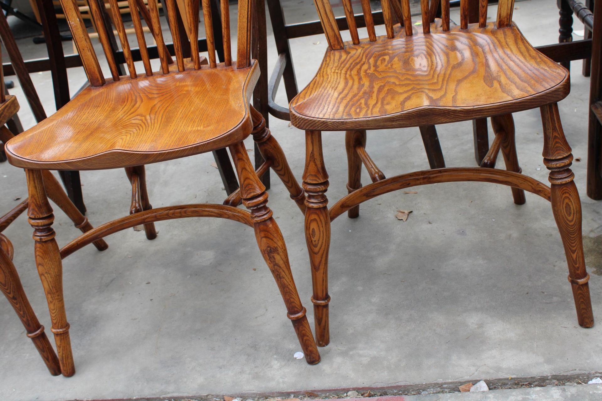 A SET OF EIGHT ELM R.W.F.CO WINDSOR STYLE DINING CHAIRS WITH STICK BACKS AND CRINOLINE BOWS - Image 6 of 9