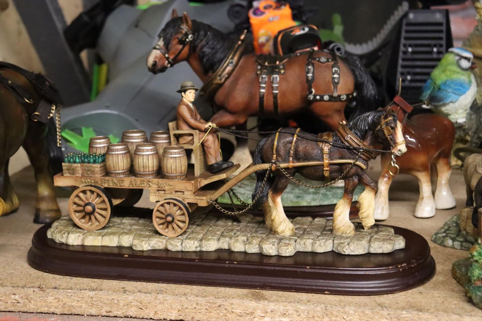 A QUANTITY OF SIX HORSE MODELS TO INCLUDE LEONARDO HORSE AND BEER CART, PONY AT A GATE, ETC - Bild 4 aus 5