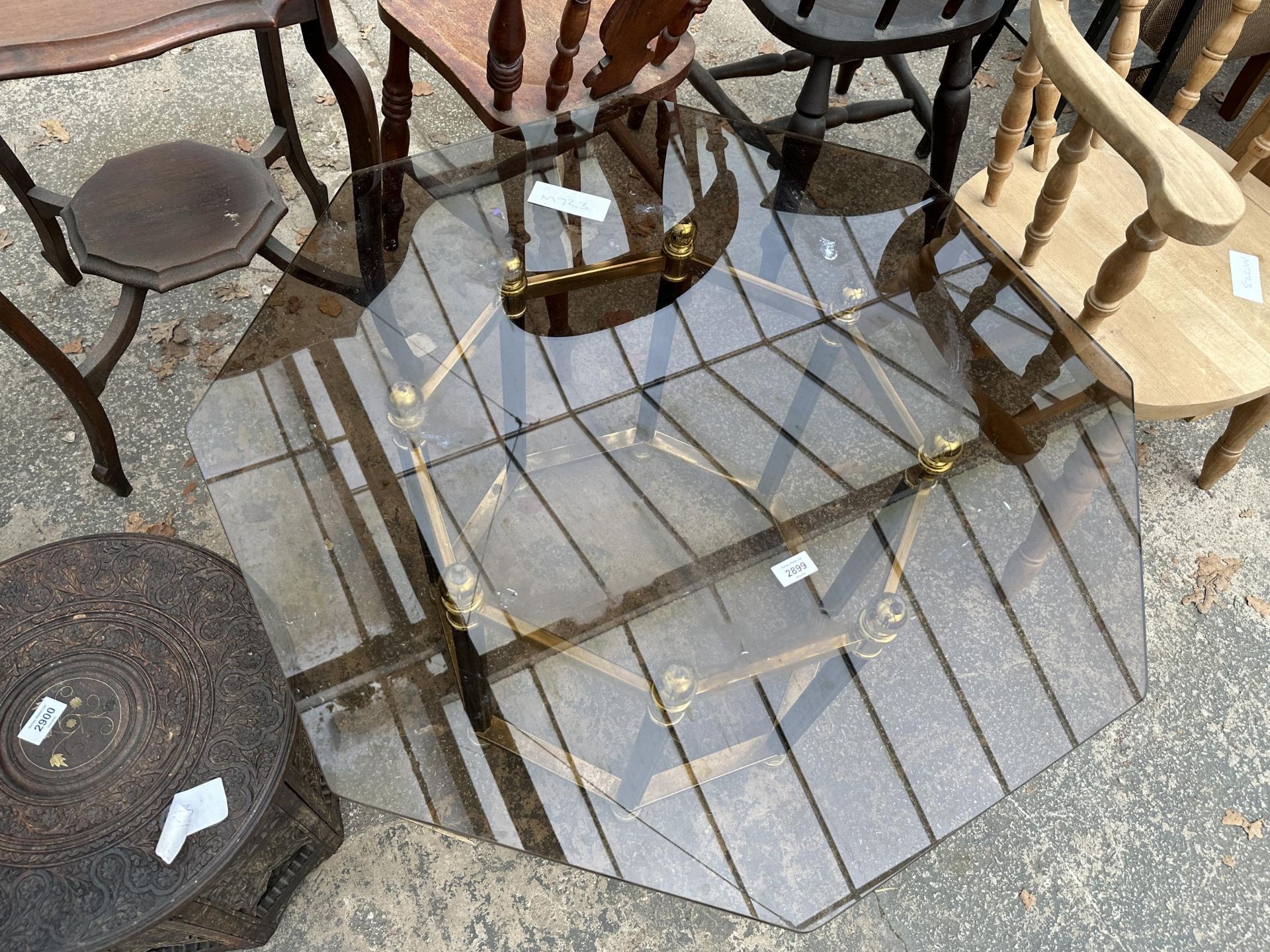 A RETRO OCTAGONAL SMOKED GLASS COFFEE TABLE ON BLACK AND BRASS EFFECT BASE - Image 2 of 3