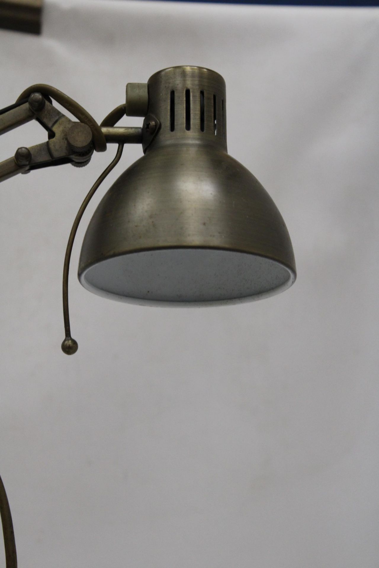 A VINTAGE METAL ANGLEPOISE LAMP - Bild 3 aus 6