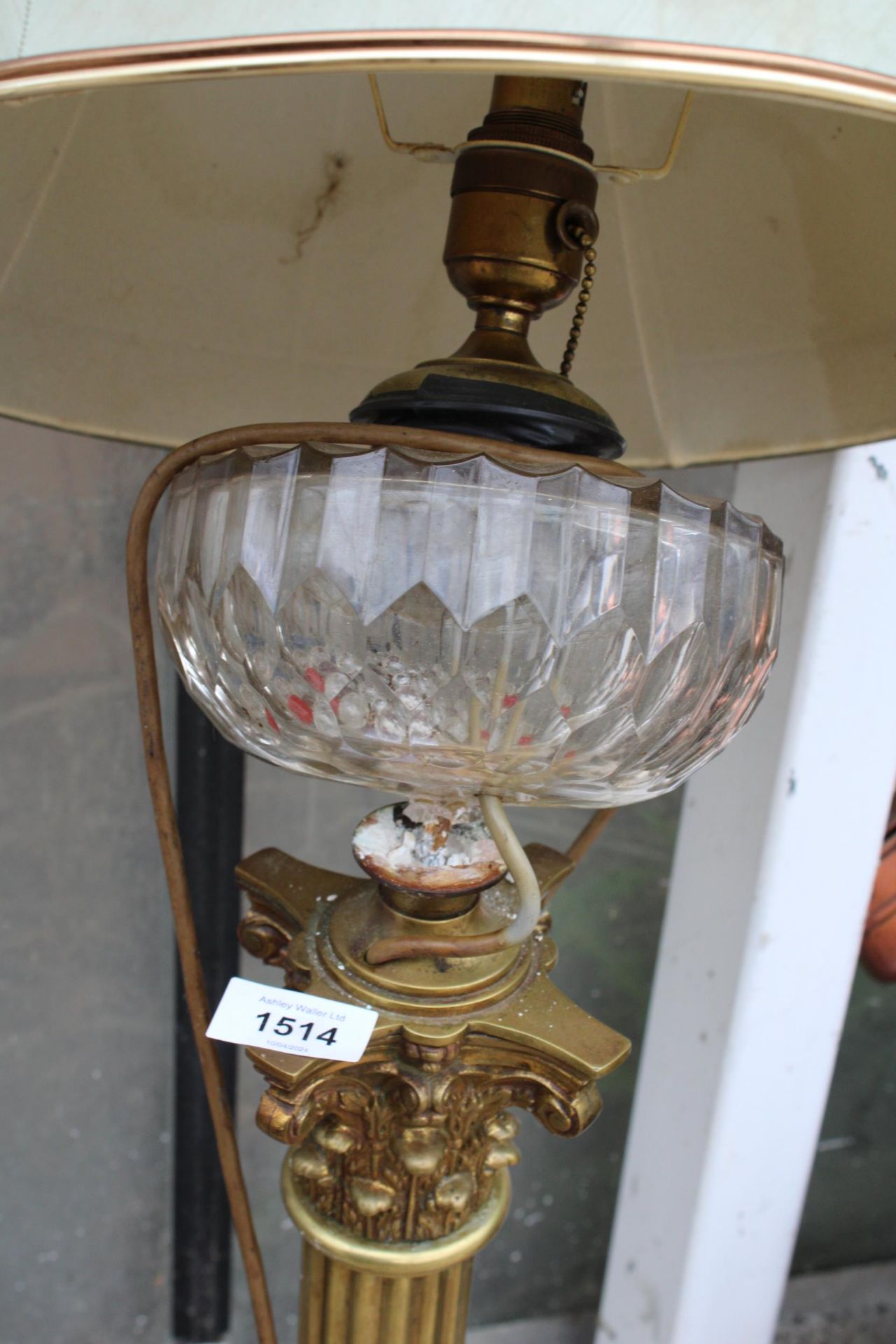 A VINTAGE HEAVY BRASS TABLE LAMP WITH SHADE (A/F) - Image 2 of 3