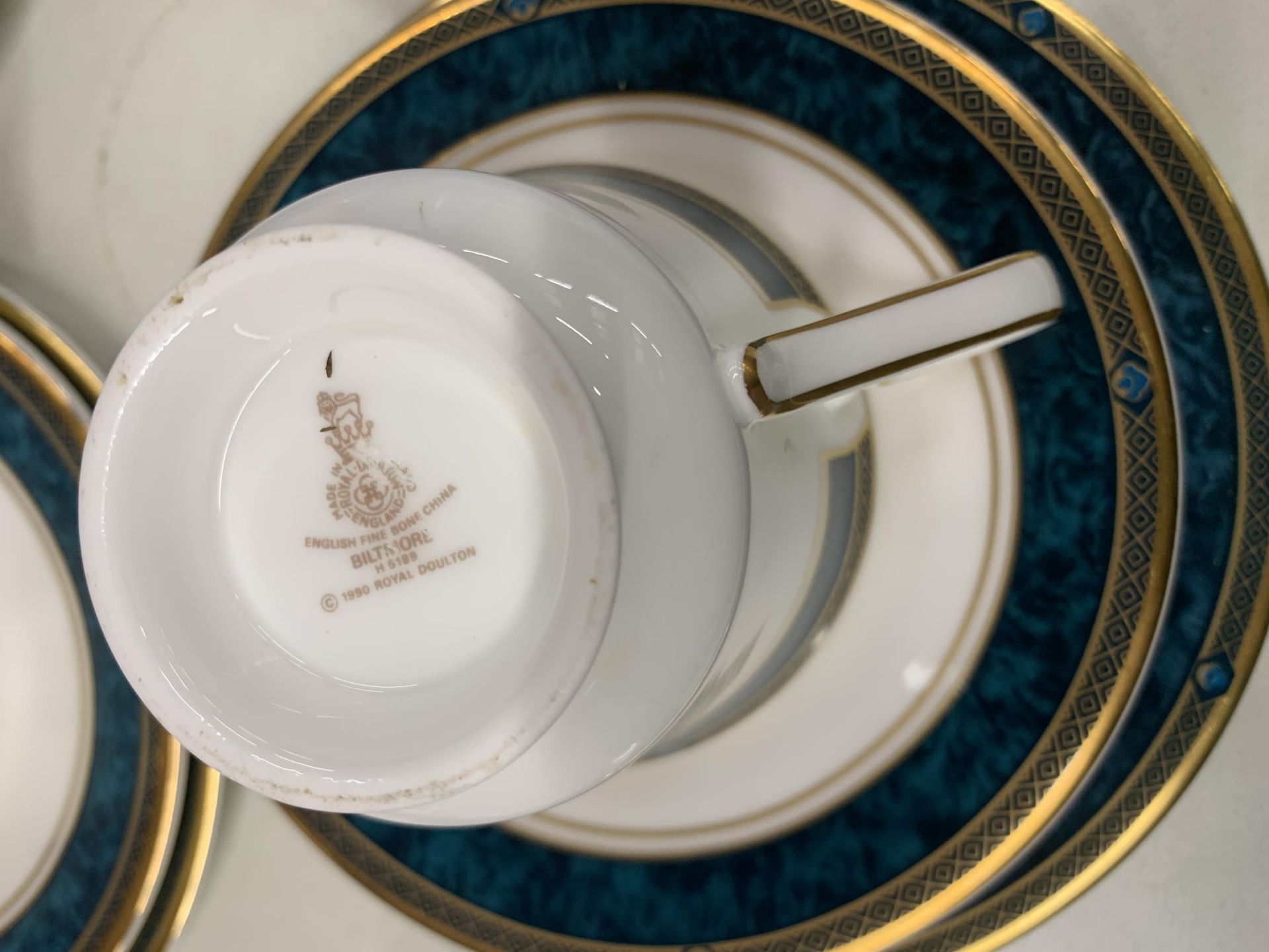 A QUANTITY OF ROYAL DOULTON TEAWARE TO INCLUDE 'CANTON', PLATES, A LARGE BOWL, PLANTER LIDDED - Image 3 of 7