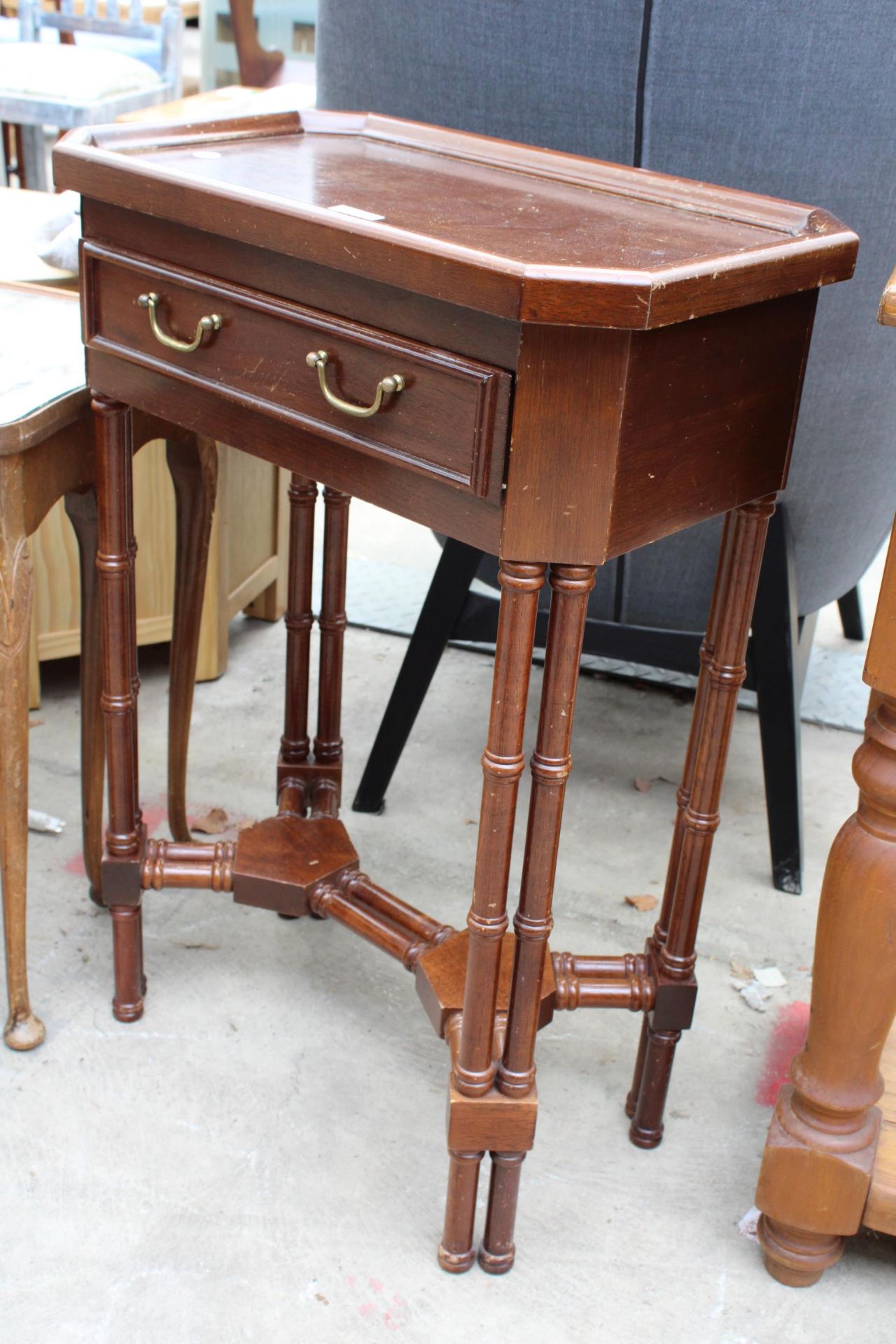 A MAHOGANY SIDE TABLE WITH CANTED CORNERS, SINGLE DRAWER AND MULTIPLE TURNED LEGS AND STRETCHERS - Image 2 of 2