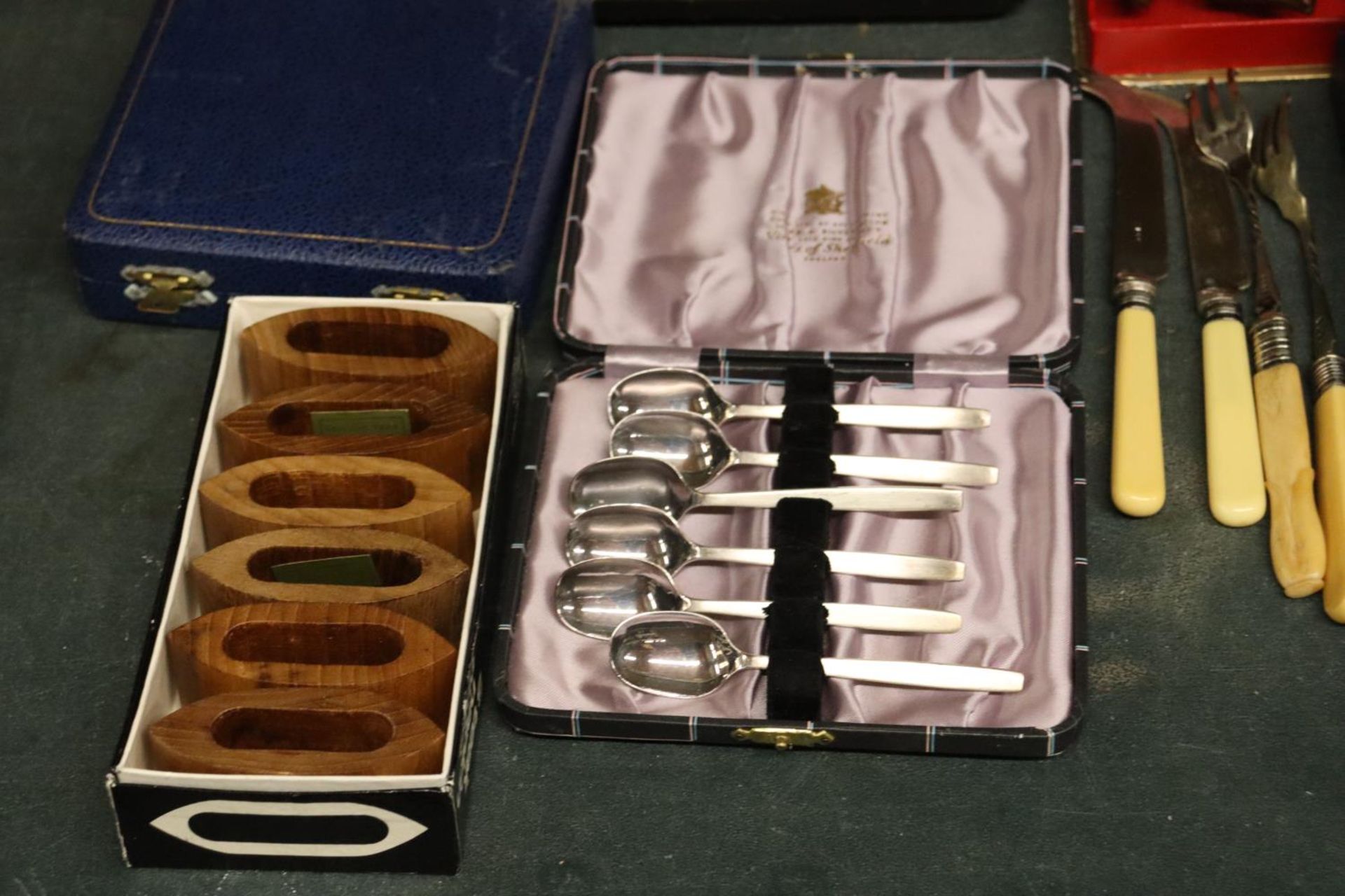 A QUANTITY OF BOXED FLATWARE TO INCLUDE ACARVING SET, AYNSLEY CAKE KNIFE, WOODEN NAPKIN RINGS, ETC - Image 3 of 6