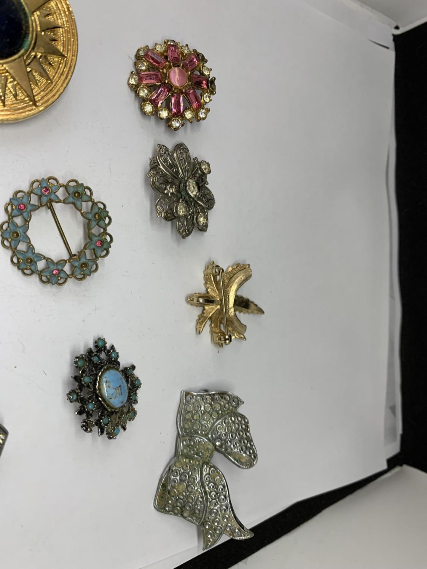 A QUANTITY OF BROOCHES - Image 2 of 3