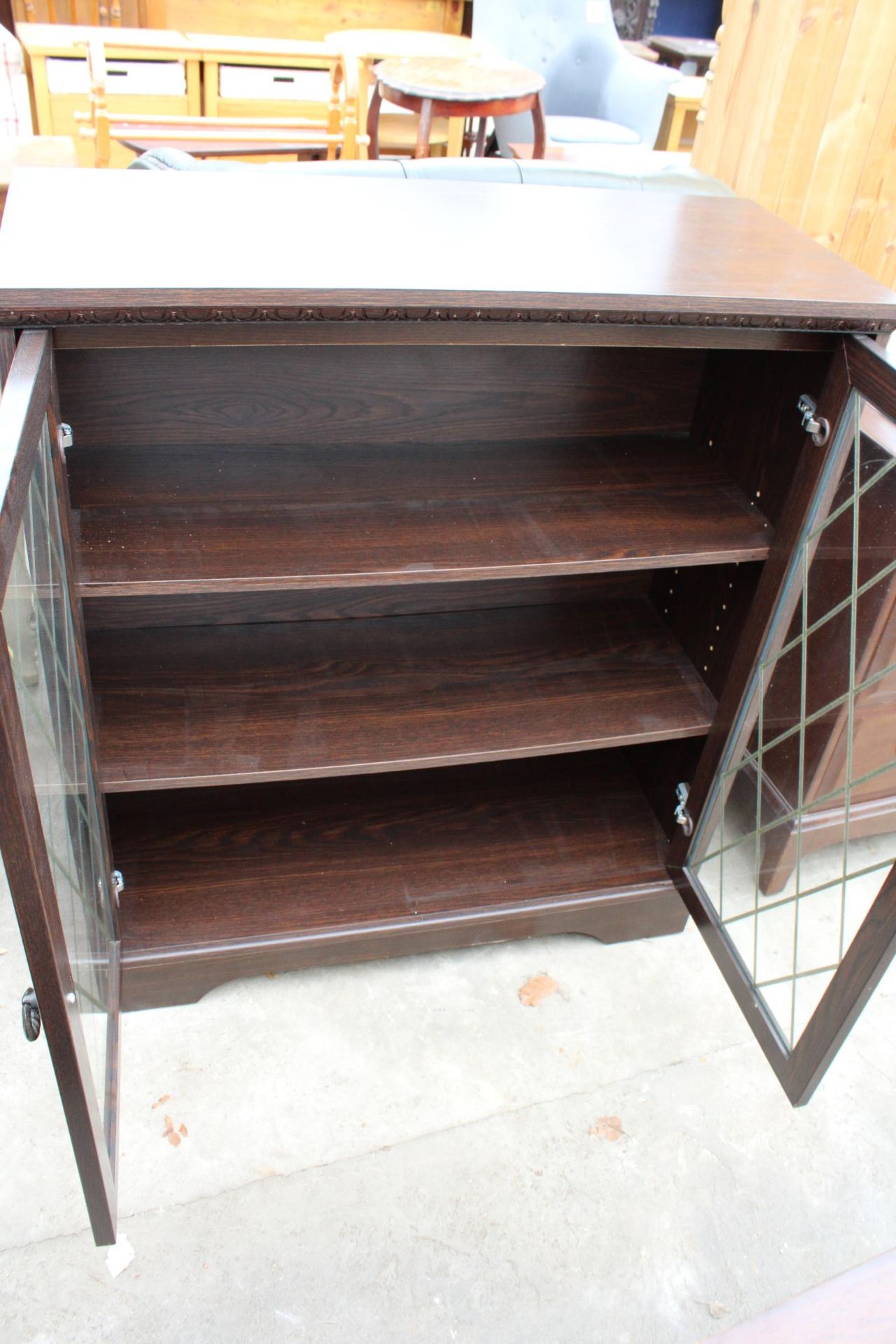 A MODERN OAK EFFECT TWO DOOR BOOKCASE WITH GLAZED AND LEADE DOORS, 32" WIDE - Image 3 of 3