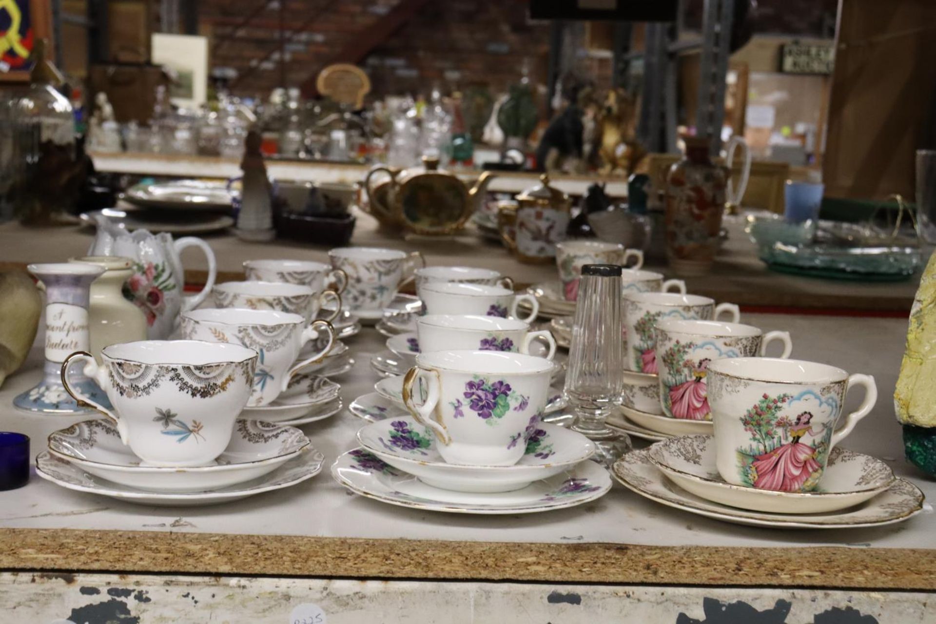 A LARGE QUANTITY OF VINTAGE CHINA TRIOS TO INCLUDE EDWARDIAN POTTERY, A , HALLMARKED SILVER TOPPED