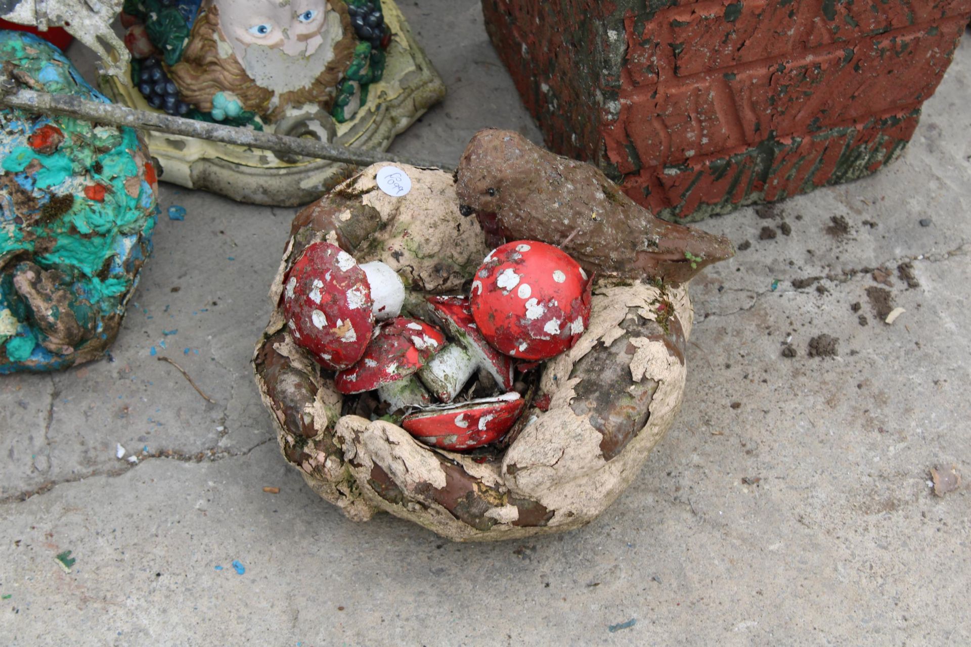 AN ASSORTMENT OF GARDEN ITEMS TO INCLUDE SIGNS, GNOMES AND WATERING CANS ETC - Image 5 of 5