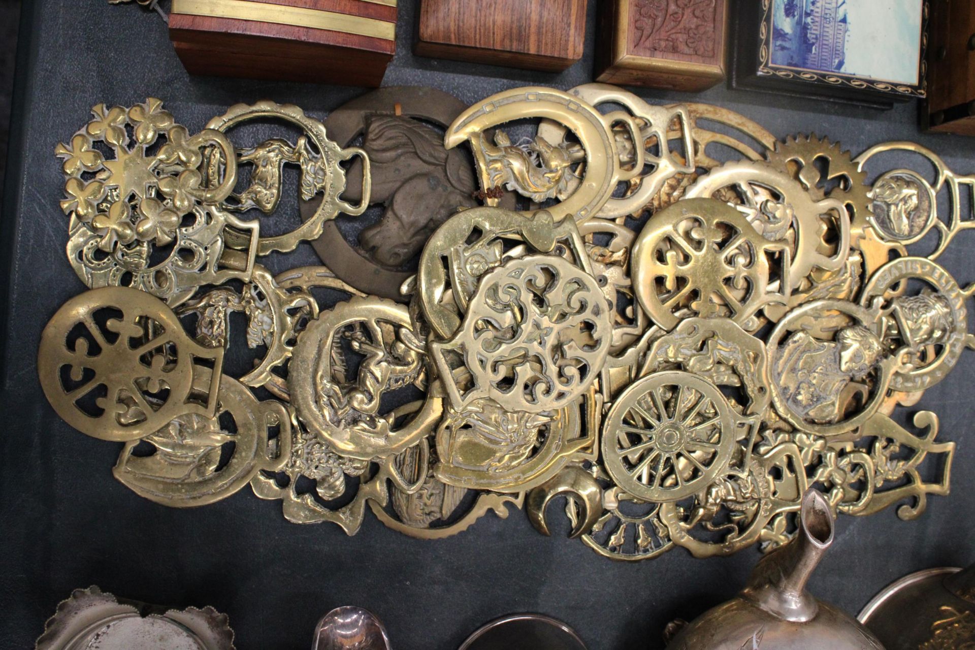 A LARGE COLLECTIONOF HORSE BRASSES - Image 5 of 5