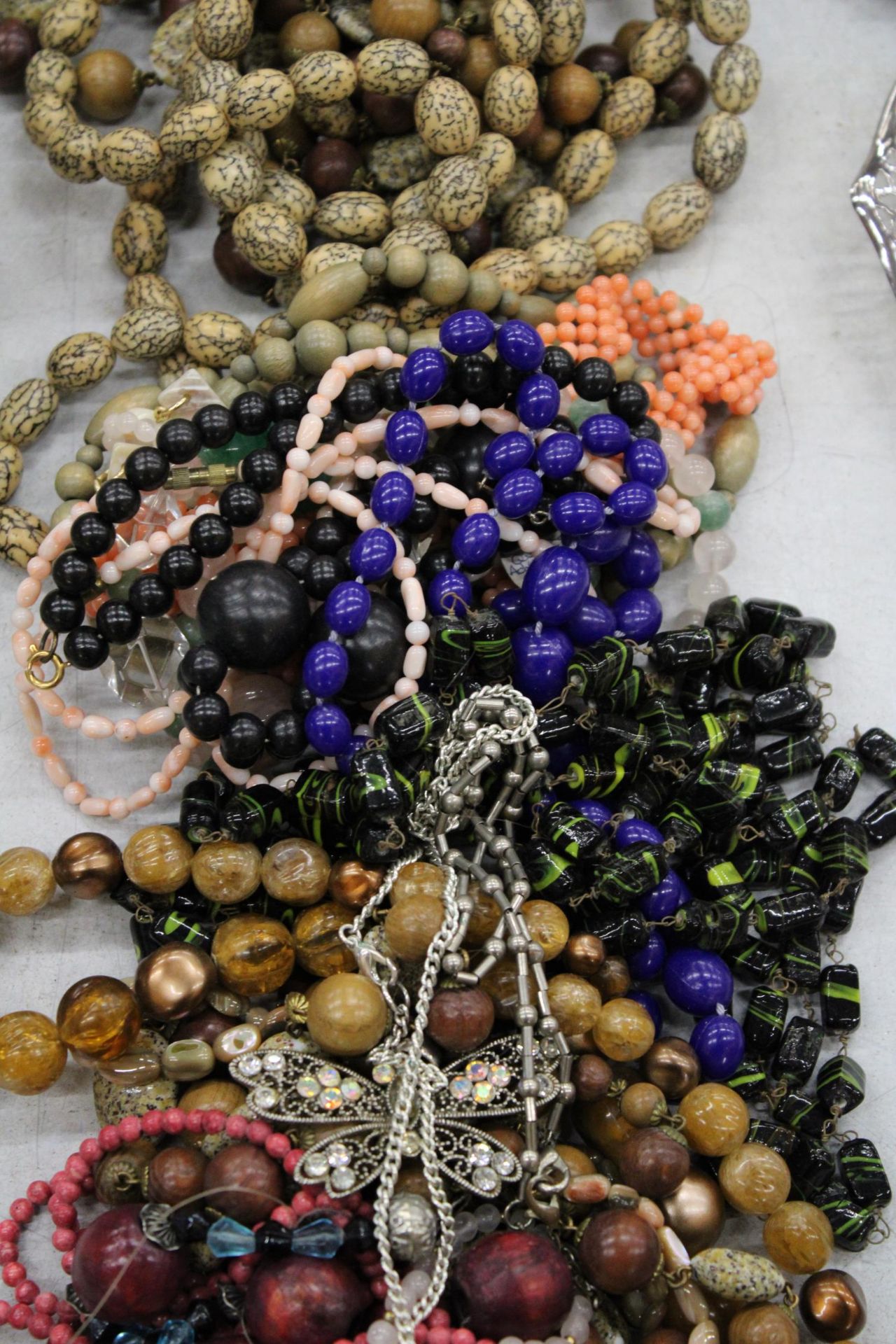 A LARGE QUANTITY OF VINTAGE NECKLACES - Image 3 of 5