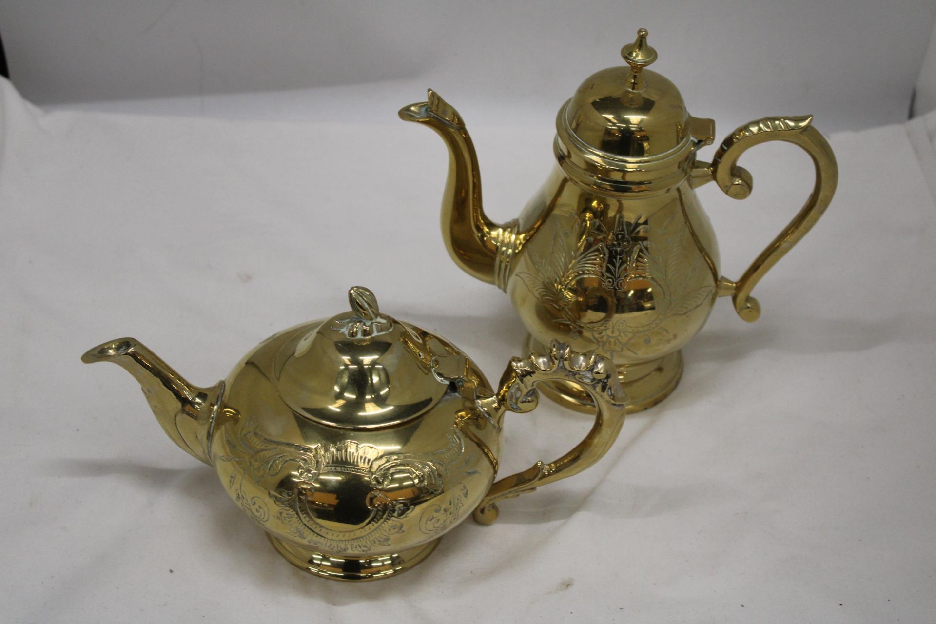 A SILVER PLATED TEA POT AND COFFEE POT