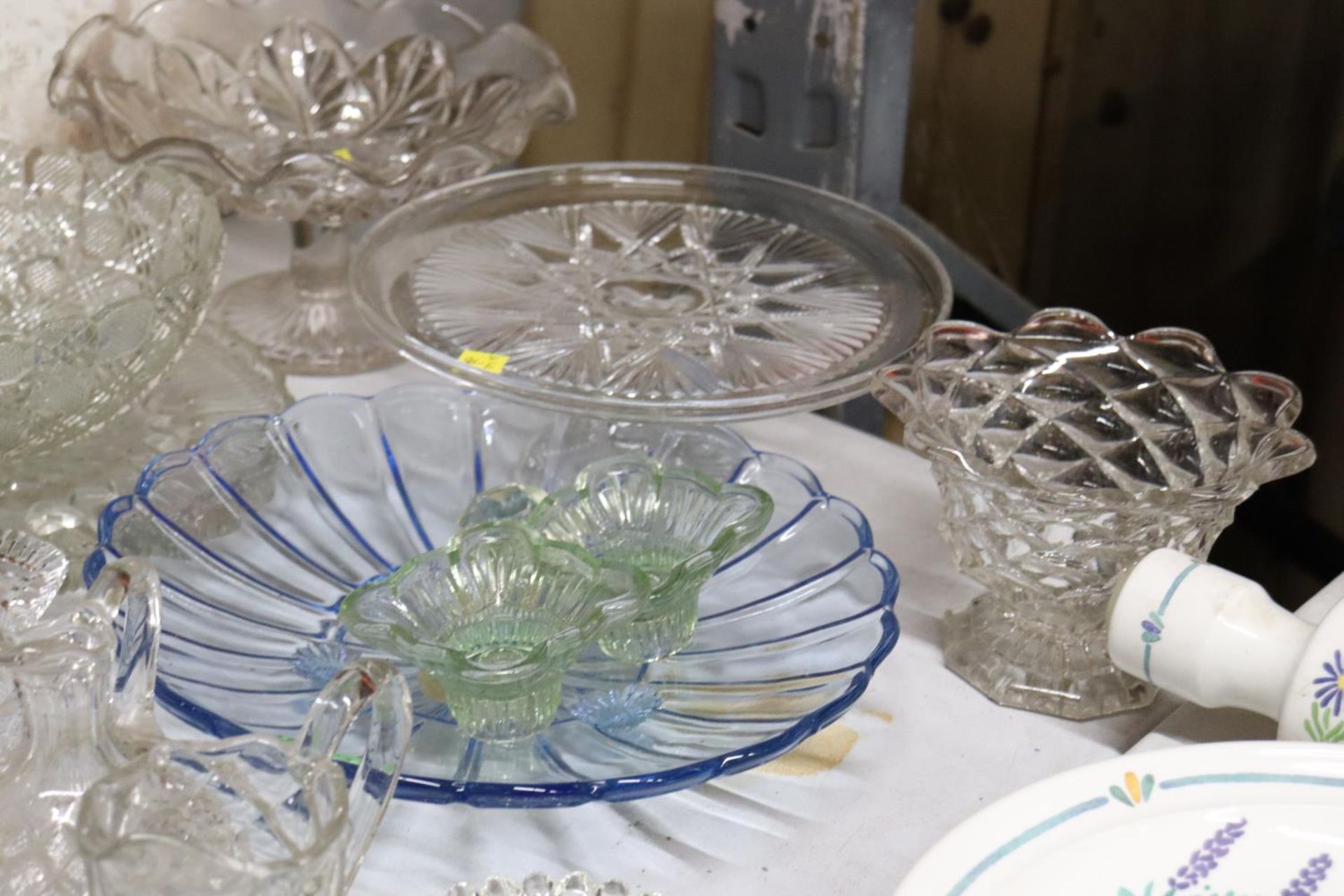 A LARGE QUANTITY OF GLASSWARE TO INCLUDE BOWLS, CAKE STANDS, JUGS, ETC - Image 5 of 6