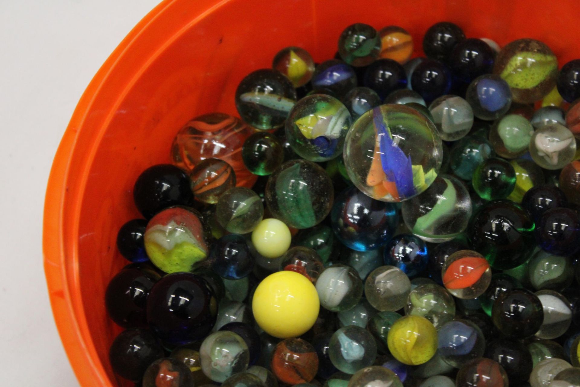 A LARGE COLLECTION OF VINTAGE MARBLES - Image 4 of 5