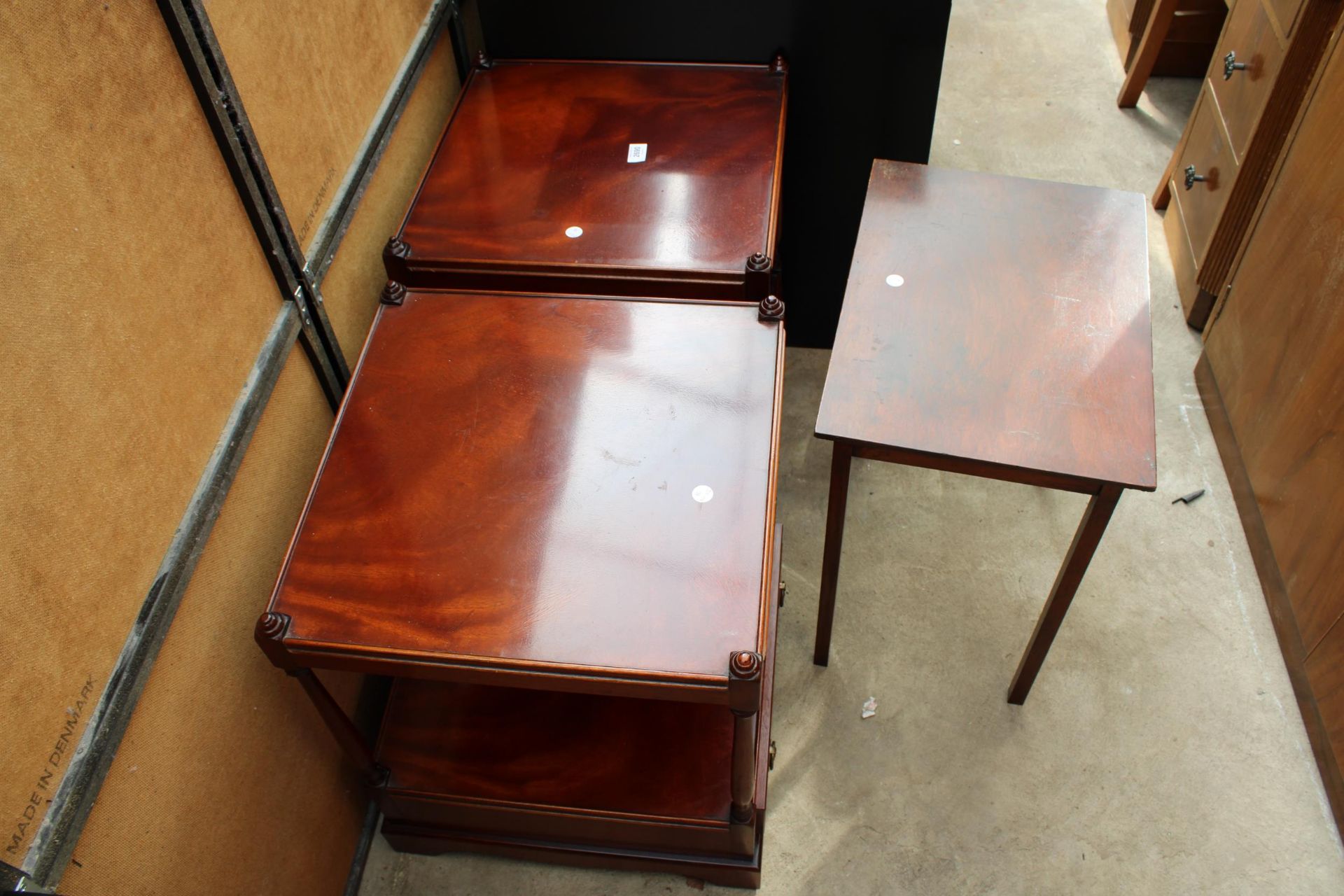 A PAIR OF MAHOGANY IAN SMITH TWO TIER LAMP TABLES WITH SINGLE DRAWER AND TURNED UPRIGHTS, 17" SQUARE - Image 4 of 4