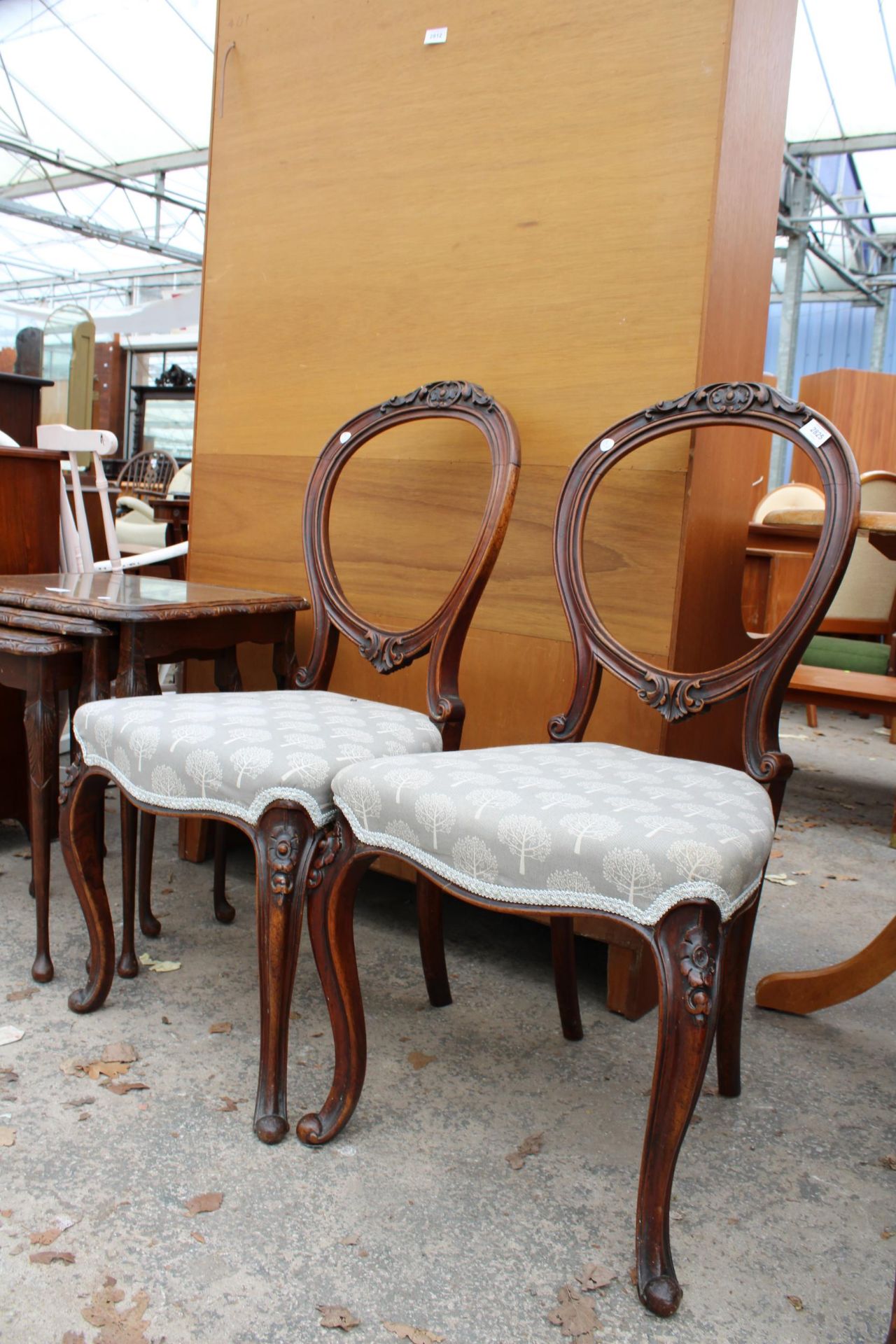 A PAIR OF VICTORIAN MAHOGANY BALLOON BACK DINING CHAIRS - Image 3 of 3