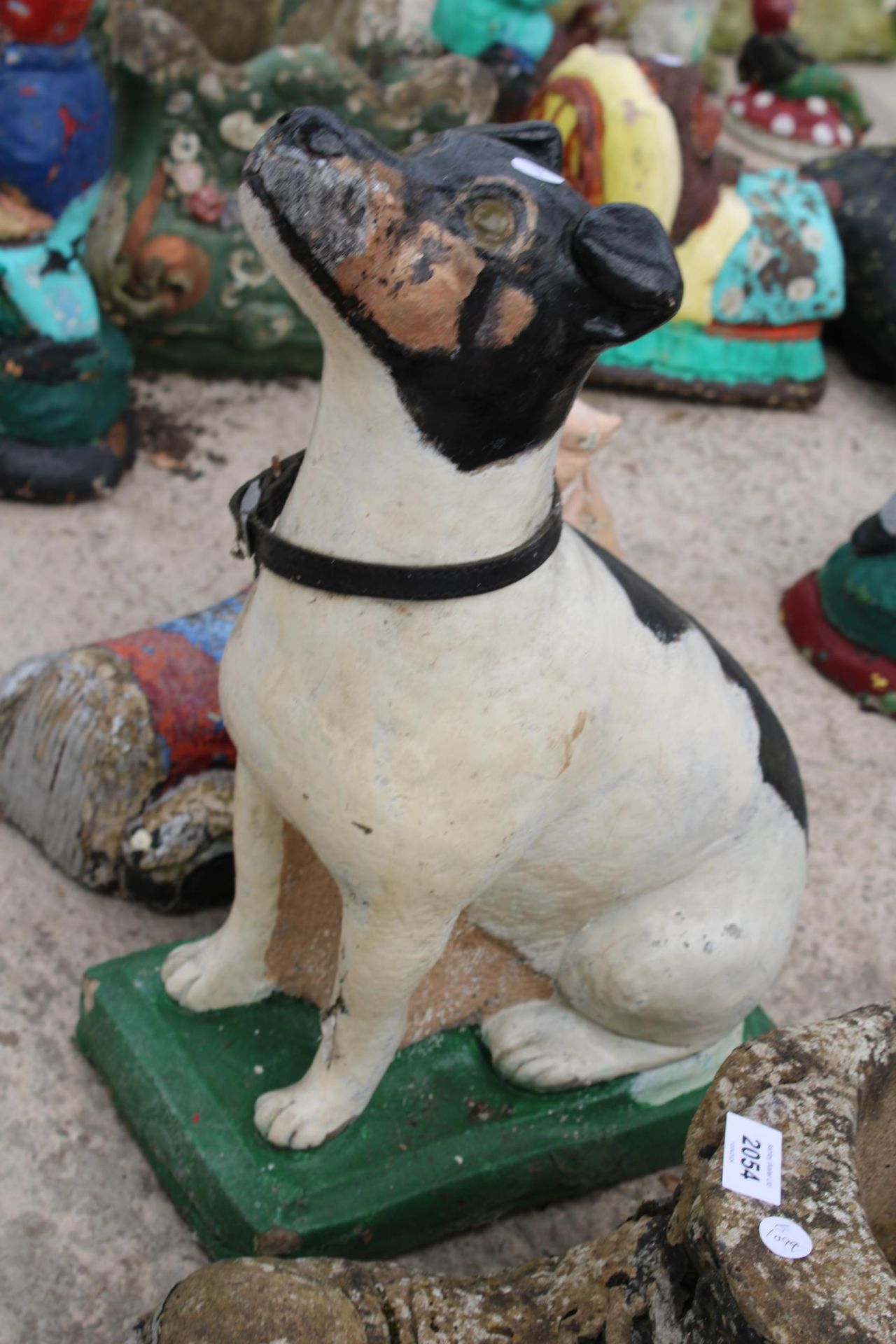 THREE CONCRETE GARDEN ITEMS TO INCLUDE A BOOT PLANTER, A DOG AND A PIG ETC - Bild 2 aus 3