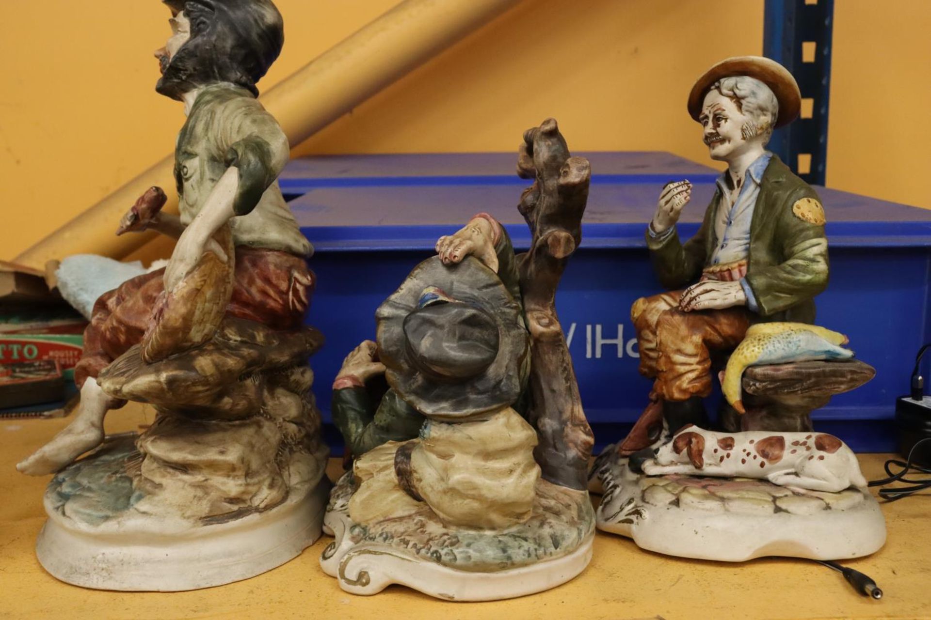 THREE LARGE CAPODIMONTE FIGURES TO INCLUDE A GAMEKEEPER, MAN WITH GUITAR AND FISHERMAN - Bild 5 aus 5