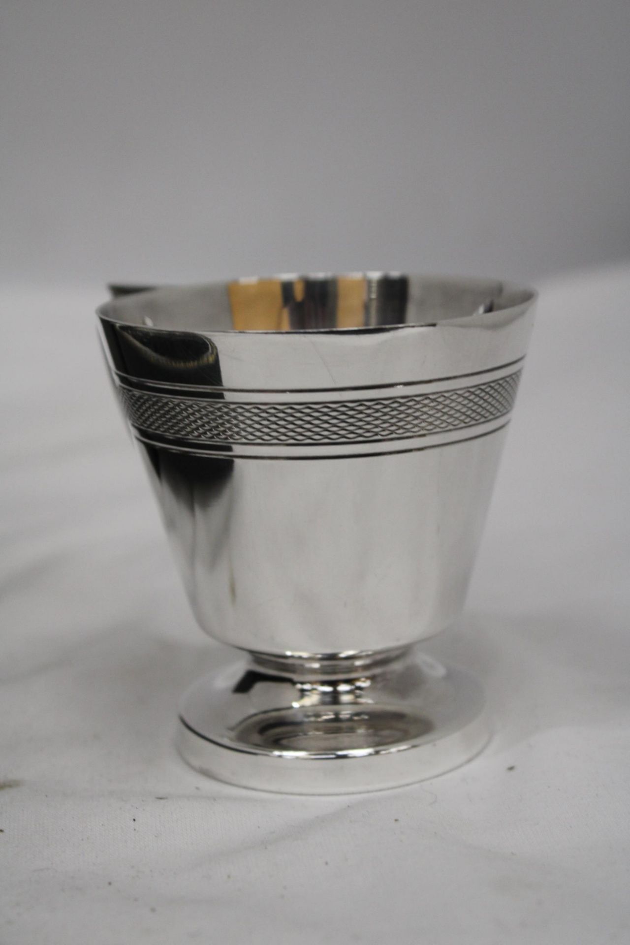 A VINTAGE SILVER PLATED CHRISTENING CUP IN THE ORIGINAL PRESENTATION BOX - Image 2 of 5
