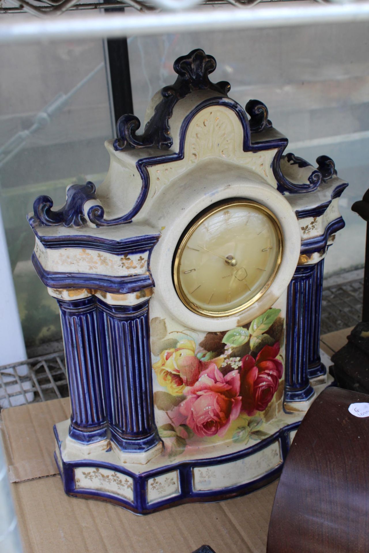 AN ASSORTMENT OF VINTAGE CLOCKS TO INCLUDE A CERAMIC MANTLE CLOCK, AN ANIVERSARY CLOCK AND A - Image 2 of 6