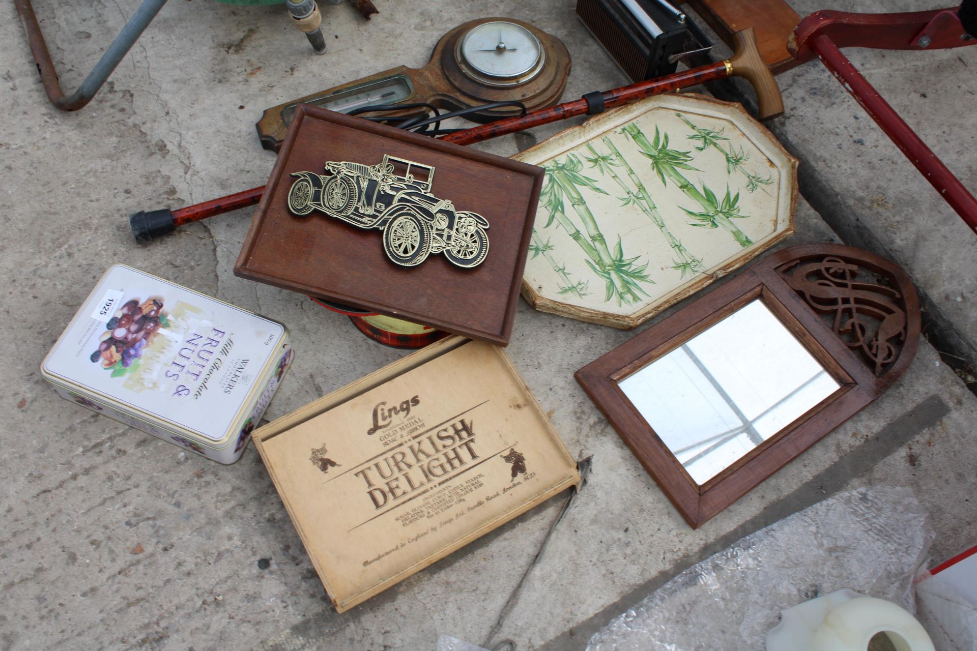 AN ASSORTMENT OF ITEMS TO INCLUDE A BAROMETER, MIRROR AND VINTAGE TINS ETC - Bild 3 aus 3