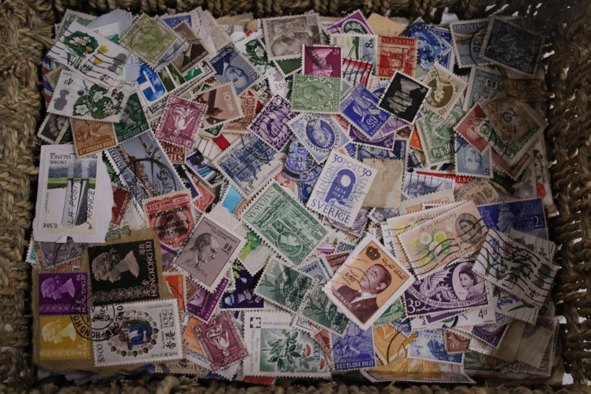 A LARGE COLLECTION OF ASSORTED BRITISH AND WORLD STAMPS - Image 2 of 6
